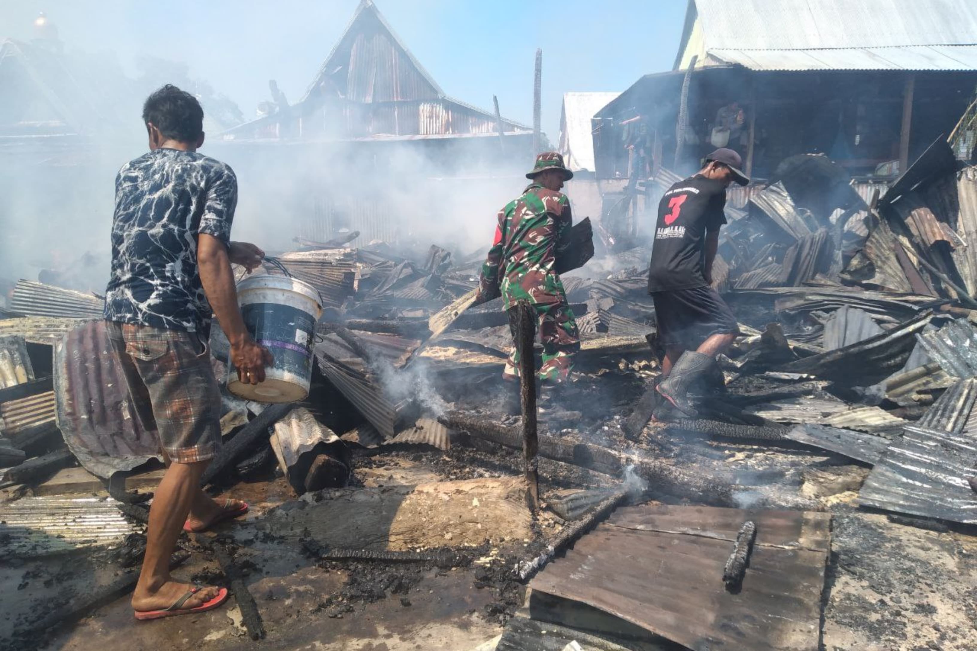 Si Jago Merah Mengamuk, Dengan Sigap Dan Cepat Babinsa Koramil Bangkala Bantu Padamkan Api