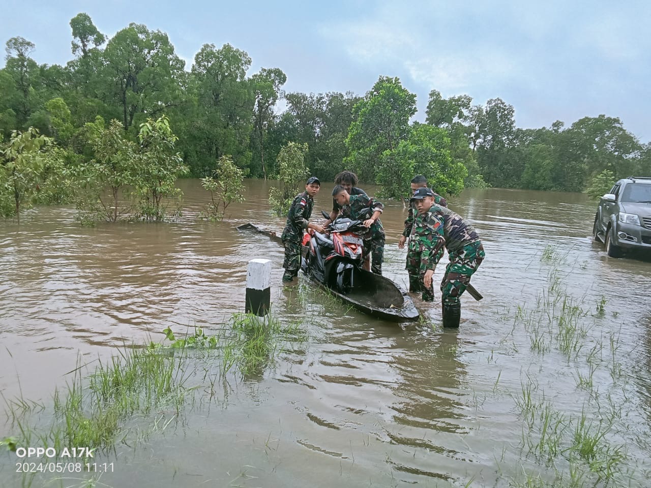 Aksi Tanggap Bencana, Personel Satgas Pamtas Yonif 726/Tml Bantu Korban Banjir di Jalan Trans Merauke-Boven