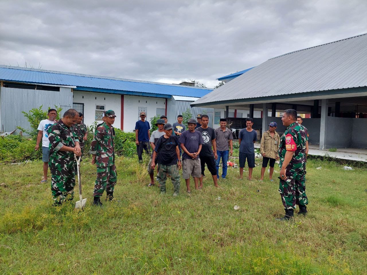 Wujud Kepedulian Lingkungan di wilayah, Koramil 1420-07/Baranti Perangi semak belukar di Pasar Baranti.