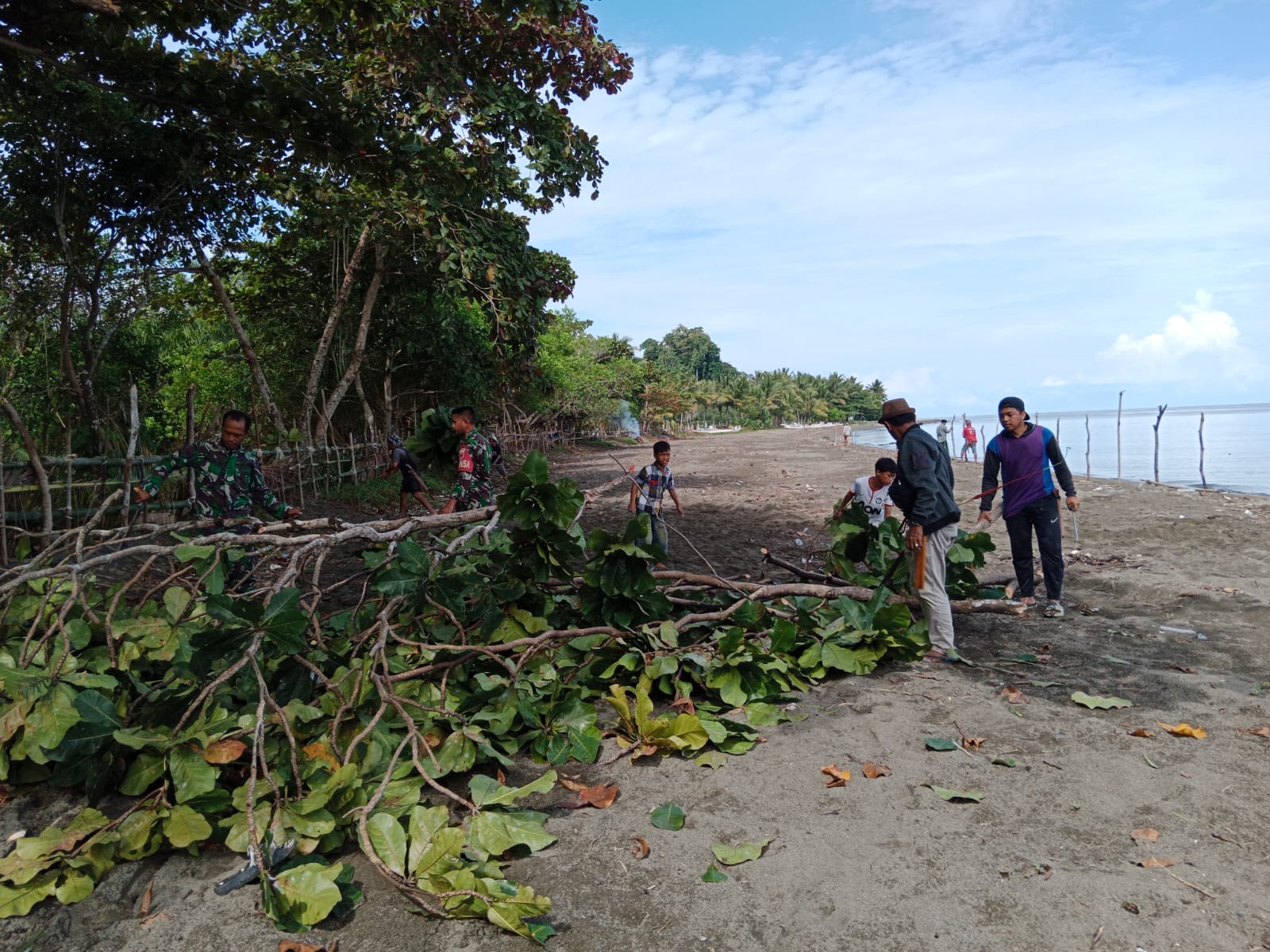 Babinsa Koramil Bambalamotu dan Warga Desa Letawa Bersama-sama Membersihkan Pantai Maleo untuk Menangkal Ancaman Malaria