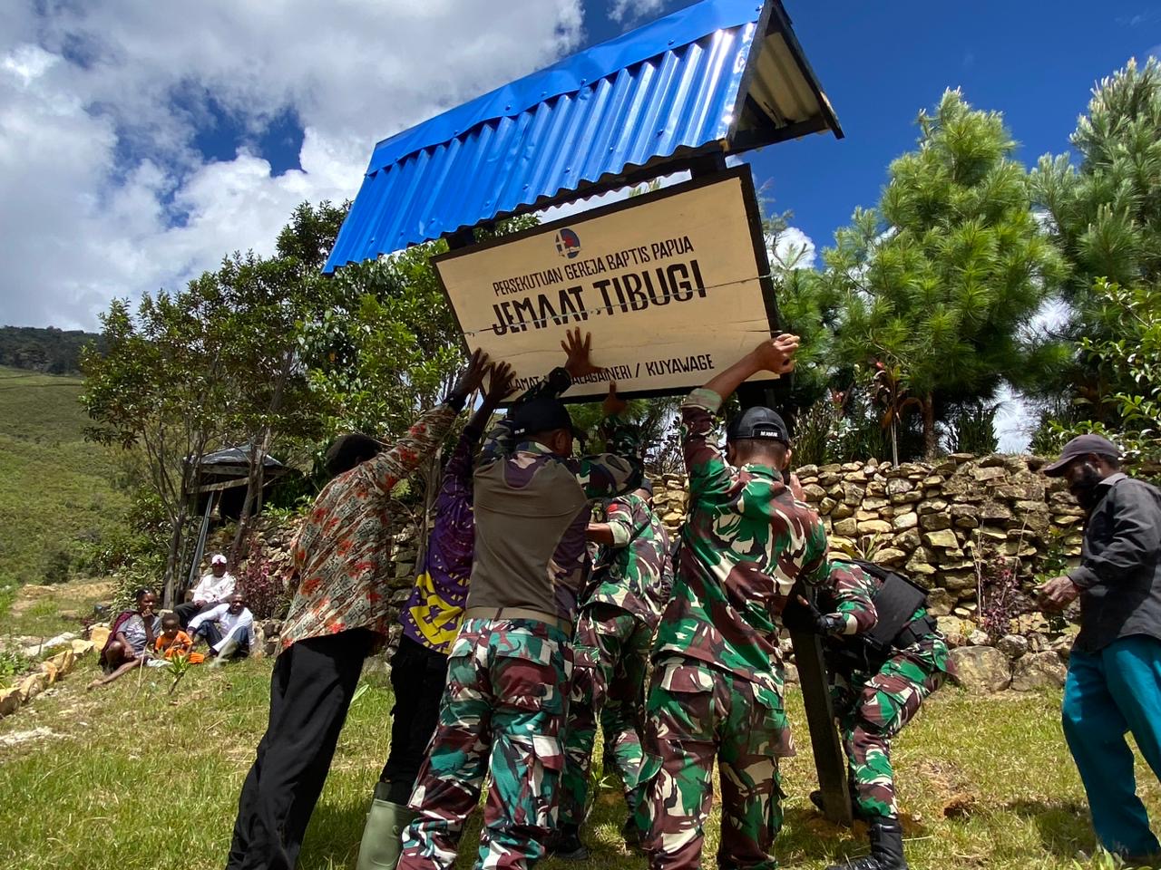 Satgas Yonif 721/Mks Berikan Hadiah Papan Nama Gereja Dan Ajak Masyarakat Makan Bersama