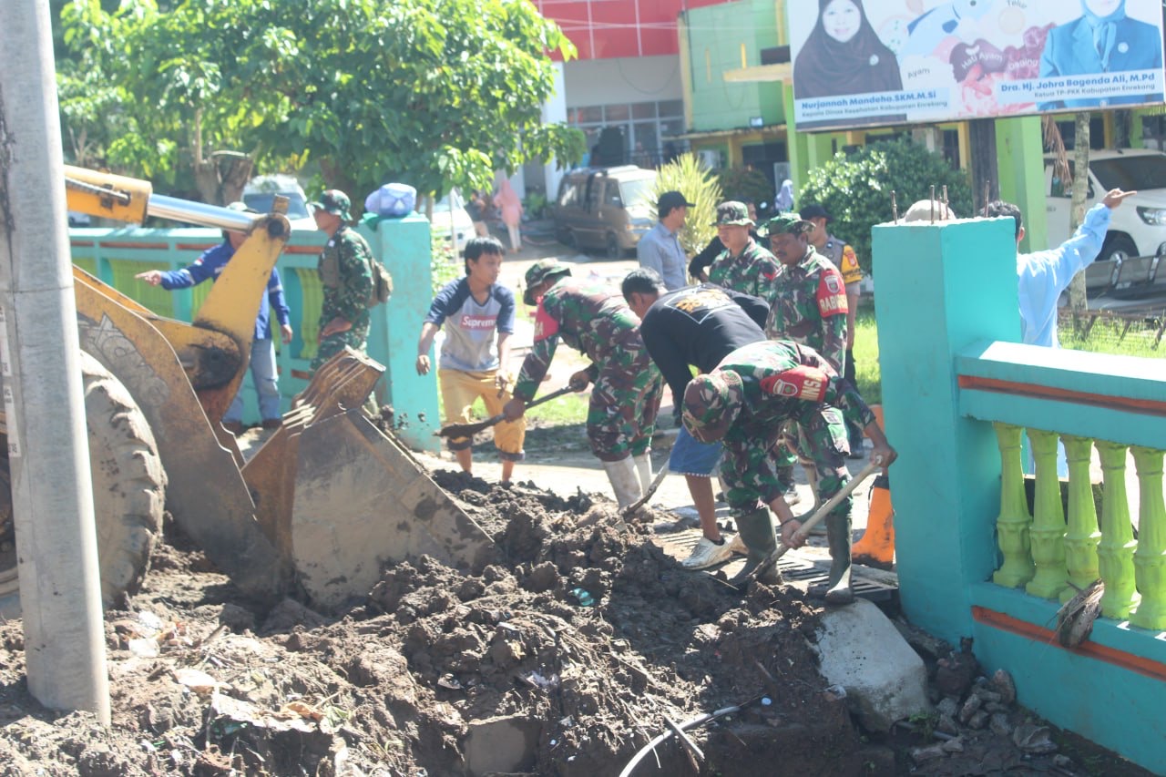 Kodim 1419/Enrekang Kerahkan 100 Personel Gabungan untuk Bersihkan Endapan Lumpur dan Sampah Pasca Banjir
