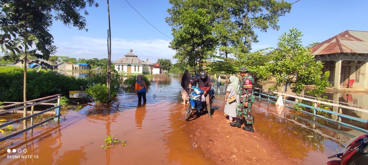 Pantau Lokasi Banjir, Babinsa Wawotobi Sambangi Tenda Darurat Korban Banjir