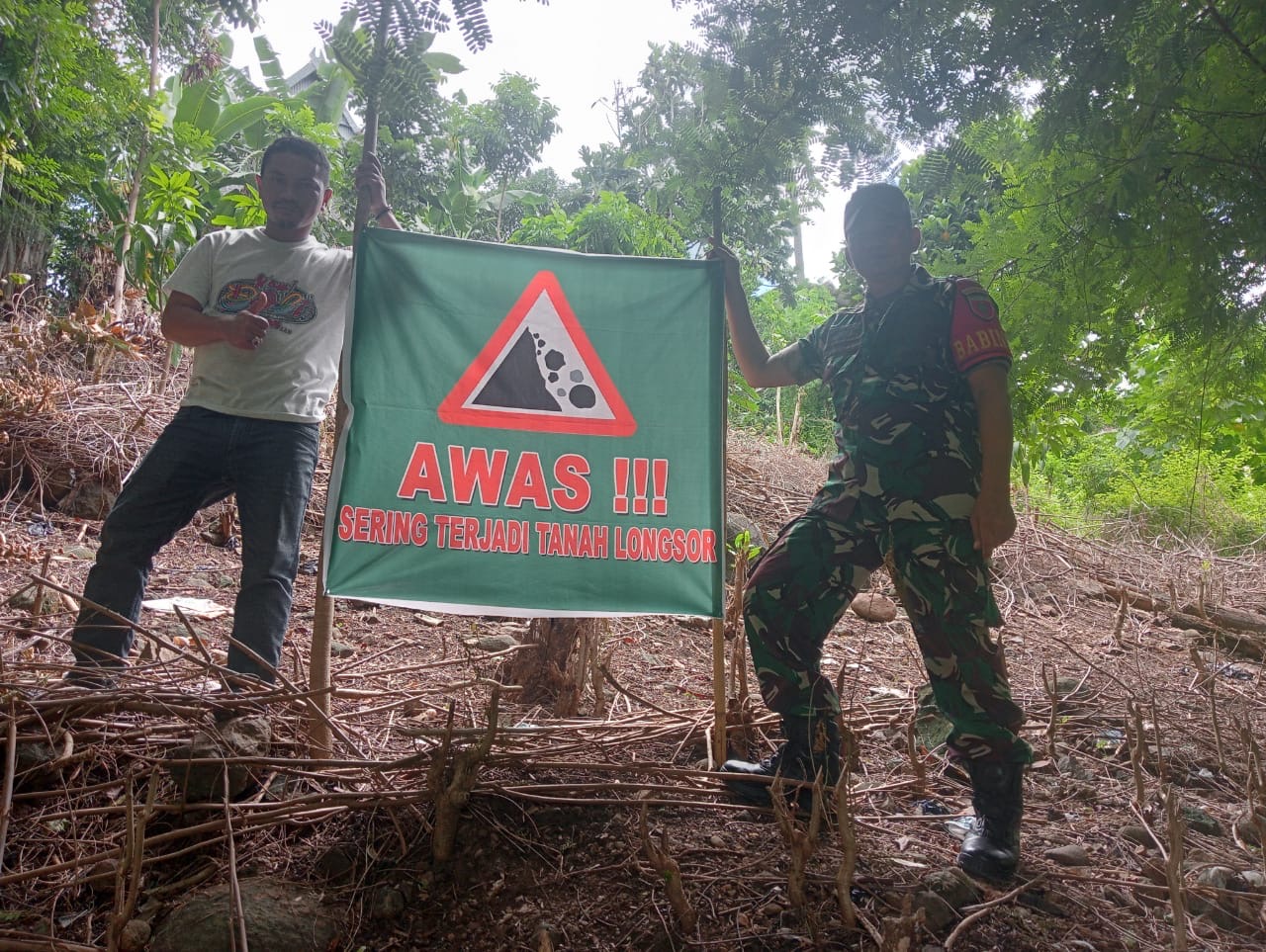 Curah Hujan Tinggi, Babinsa Kodim 1410 Bantaeng Pasang Puluhan Spanduk Waspada Bencana Alam