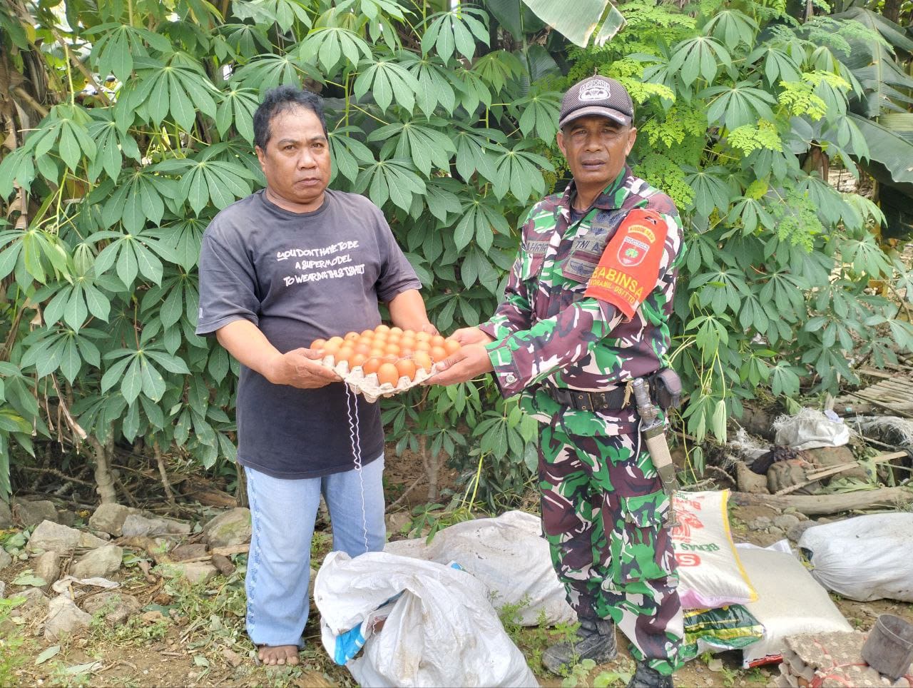 Babinsa Koramil 1420-05/Dua Pitue Kembali Salurkan Bantuan Untuk Warga Korban Bencana Banjir di Desa Kampale