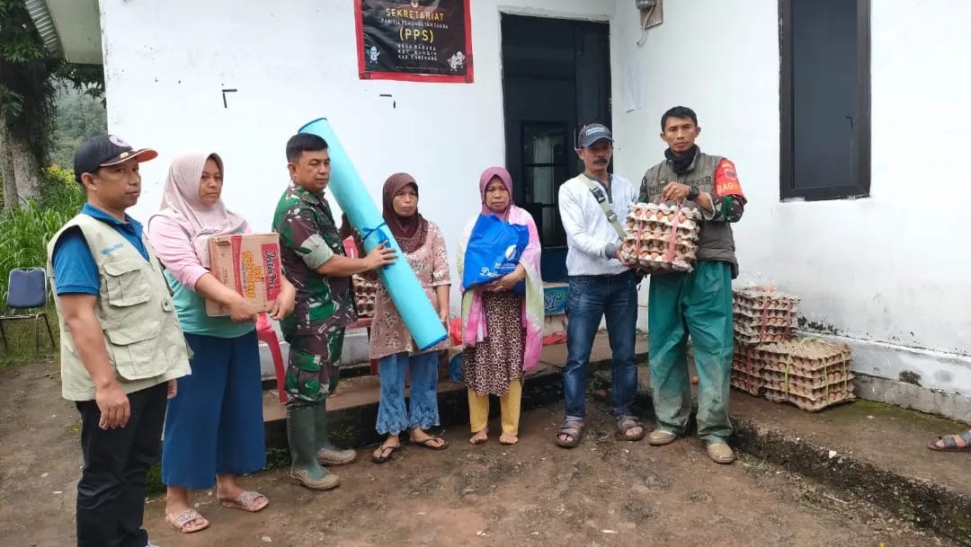 Personil Satgas Gulbencal Kodim 1419/Enrekang Melaksanakan Pendisitribusian Logistik Di Daerah Terpencil