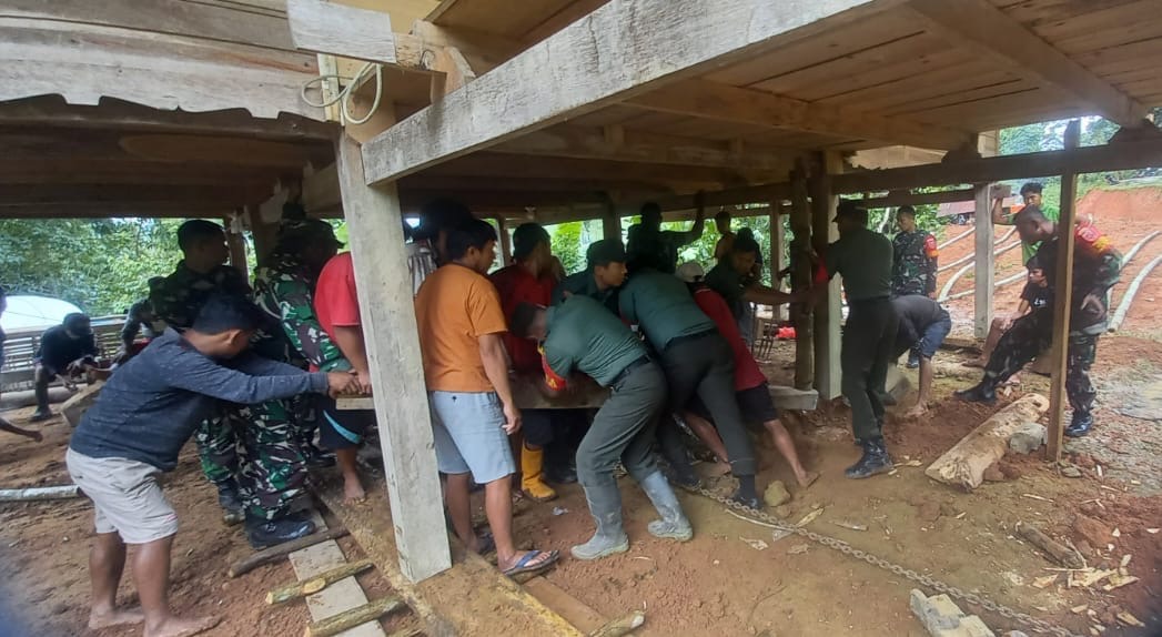 Kepedulian Personil Koramil 1414-09/Saluputti Terhadap Korban Dampak Tanah Bergeser