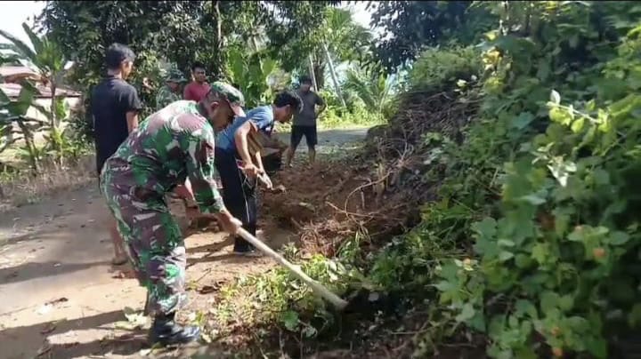 Babinsa Gunturu Koramil 1411-07/Herlang Gelar Karya Bakti Bersama Masyarakat