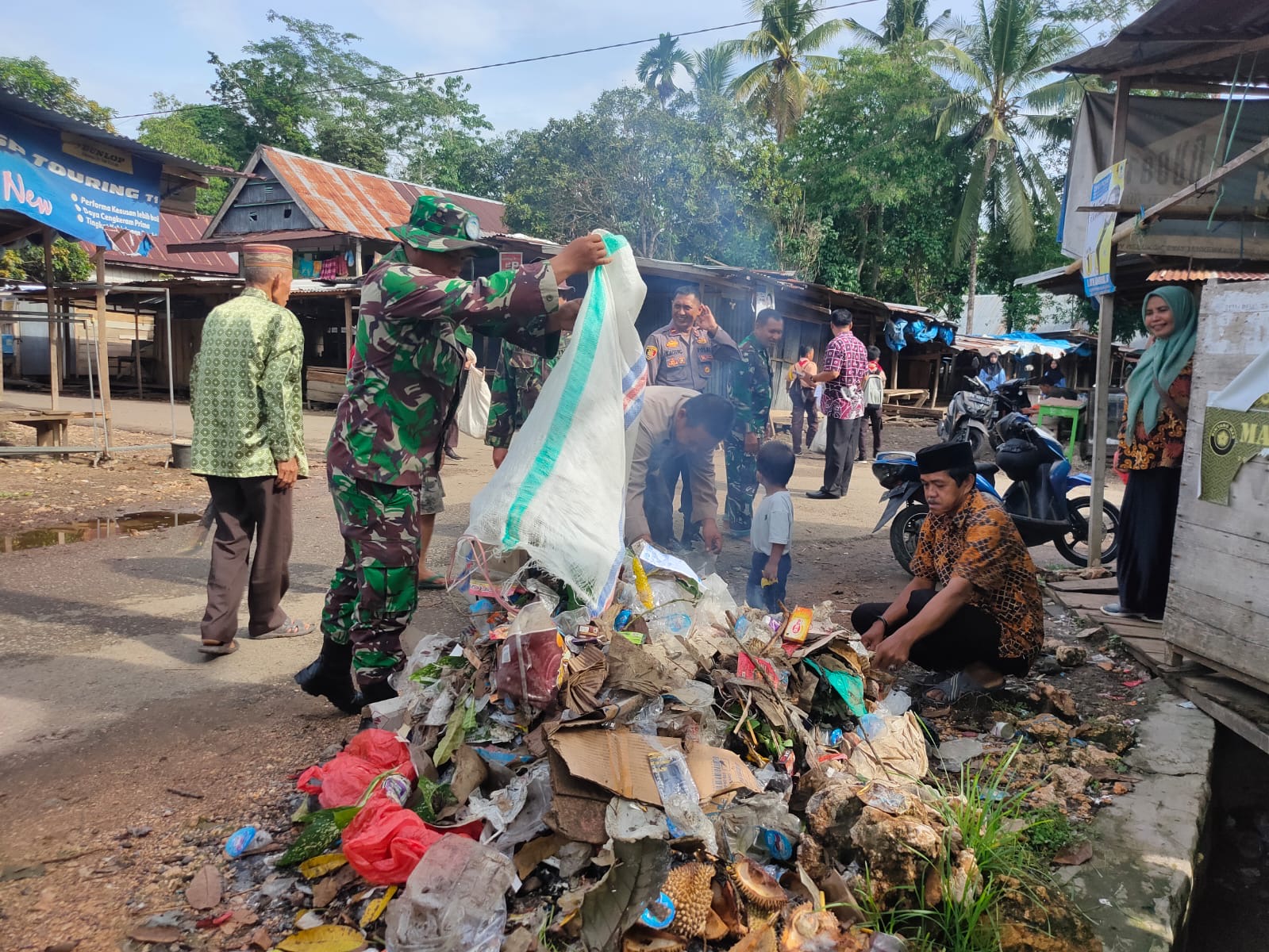 Ciptakan Pasar Bersih dan Sehat, Koramil 1411-03/Kajang Bersama Masyarakat Kerja Bakti Bersihkan Pasar Kalimporo