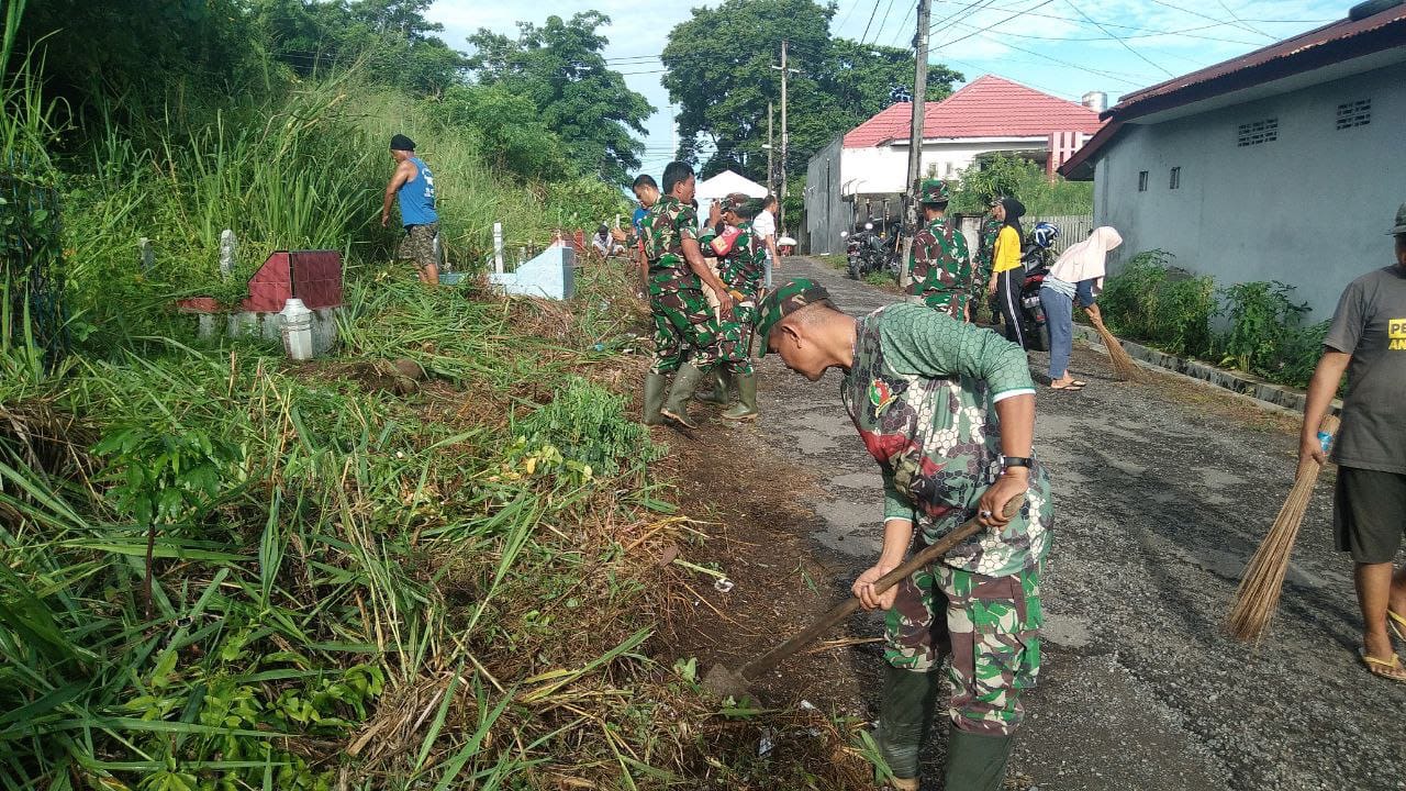 Saluran Drainase Kotor, Babinsa Bersama Warga Kerja Bakti Di Polewali Mandar