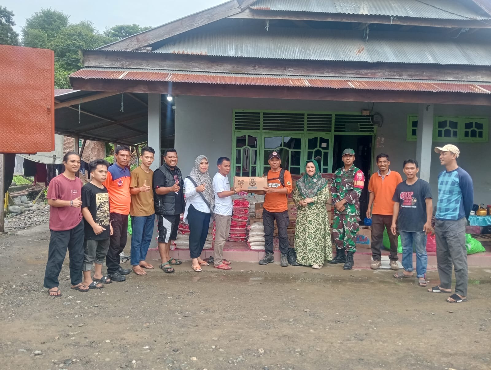 Babinsa Kodim Pasangkayu dan Keluarga Kerukunan Luwu Raya Terjun Misi Distribusi Bantuan untuk Korban Banjir di Luwu Raya
