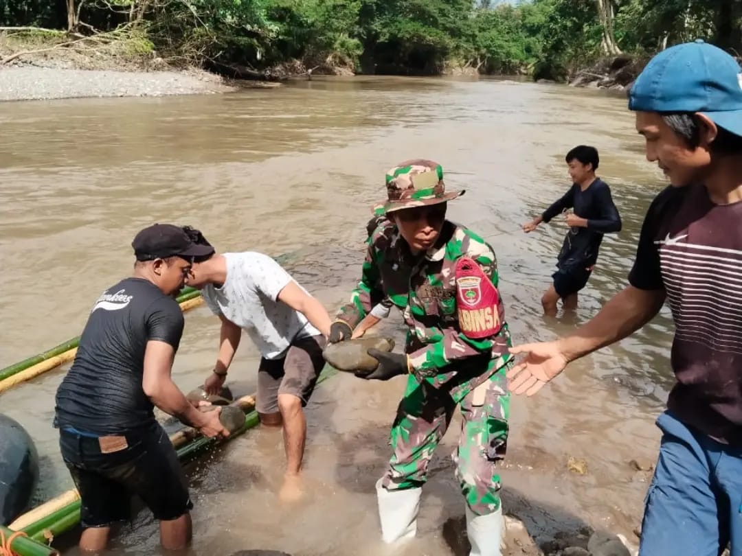 Babinsa Koramil 02/Enrekang Bergotong Royong Perbaiki pondasi Jembatan