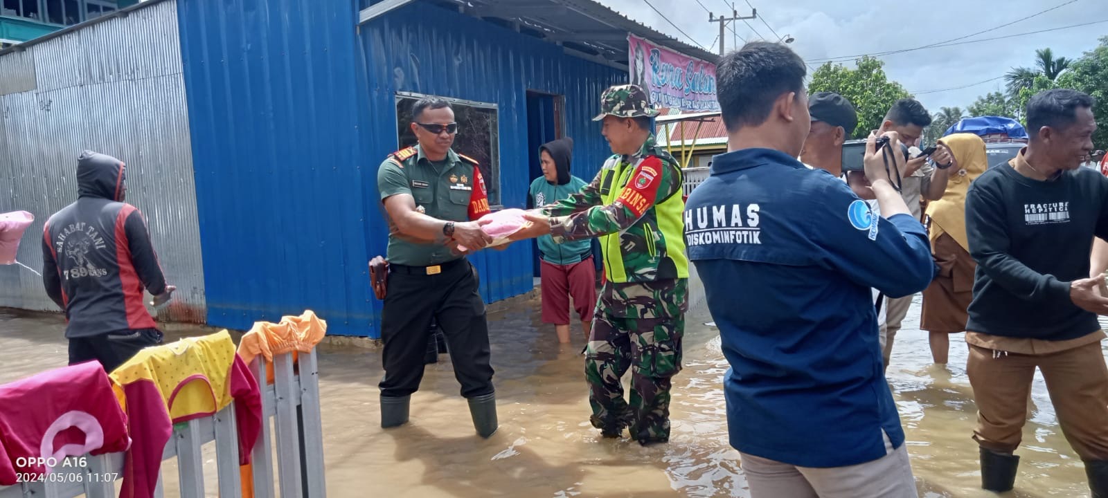 Danramil dan Babinsa Tanasitolo Wajo Berperan Aktif dalam Penyaluran Bantuan Banjir