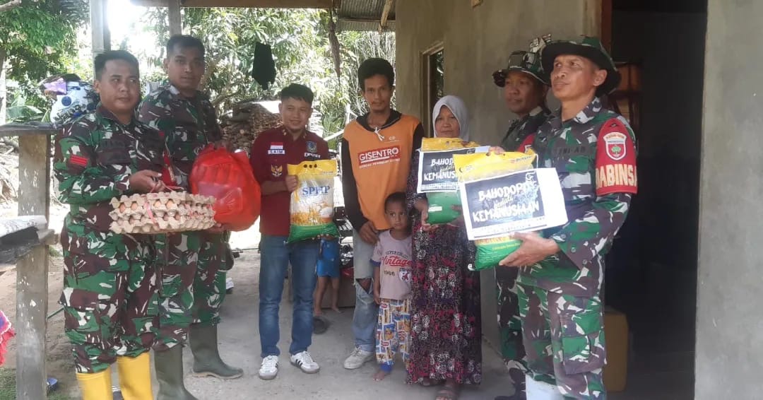 Personel Koramil 1419-02/Enrekang Distribusikan Bantuan Sembako Pada Warga Yang Terdampak Bencana