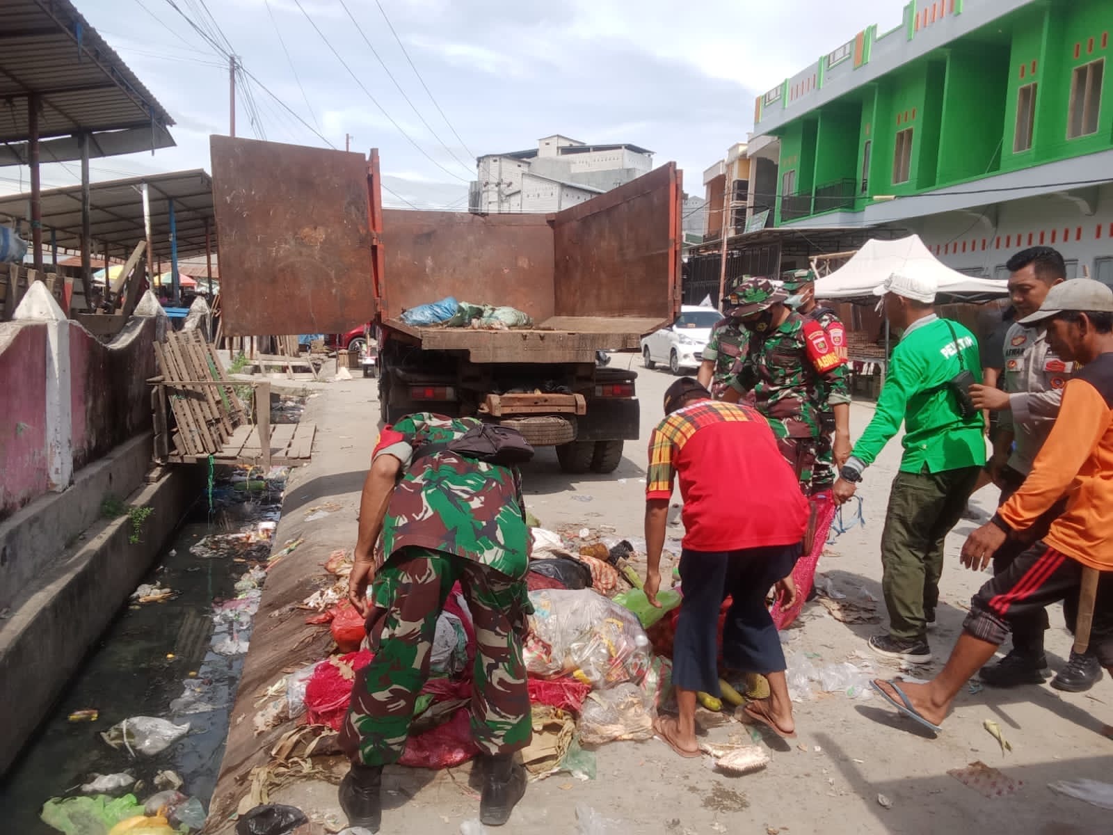 Anggota TNI Bersama Warga Bersihkan Lingkungan Pasar Induk Wonomulyo