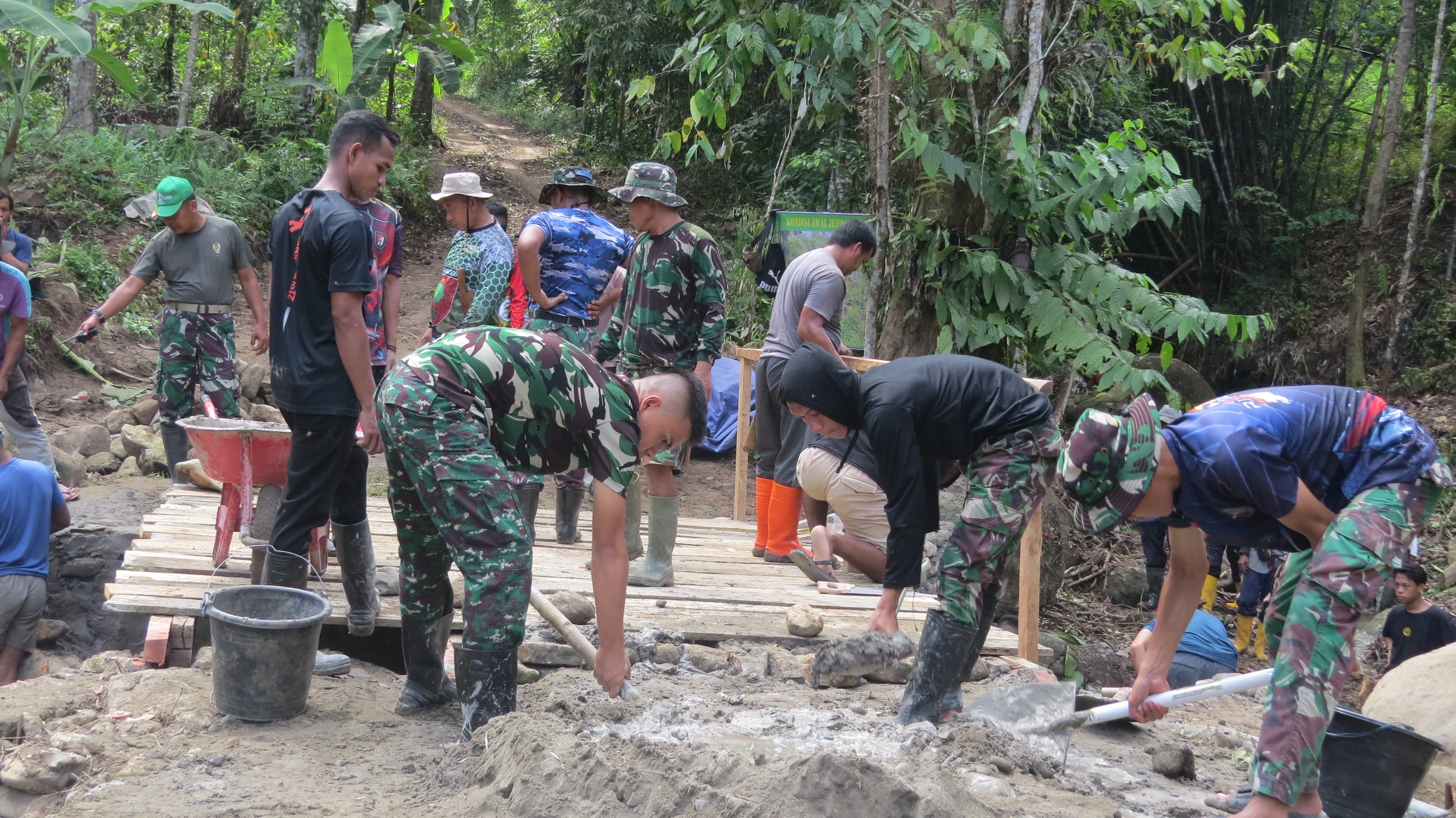 Satgas TMMD Ke - 120 Kodim 1401/Majene Bahu Membahu Bersama Warga Membangun Jembatan