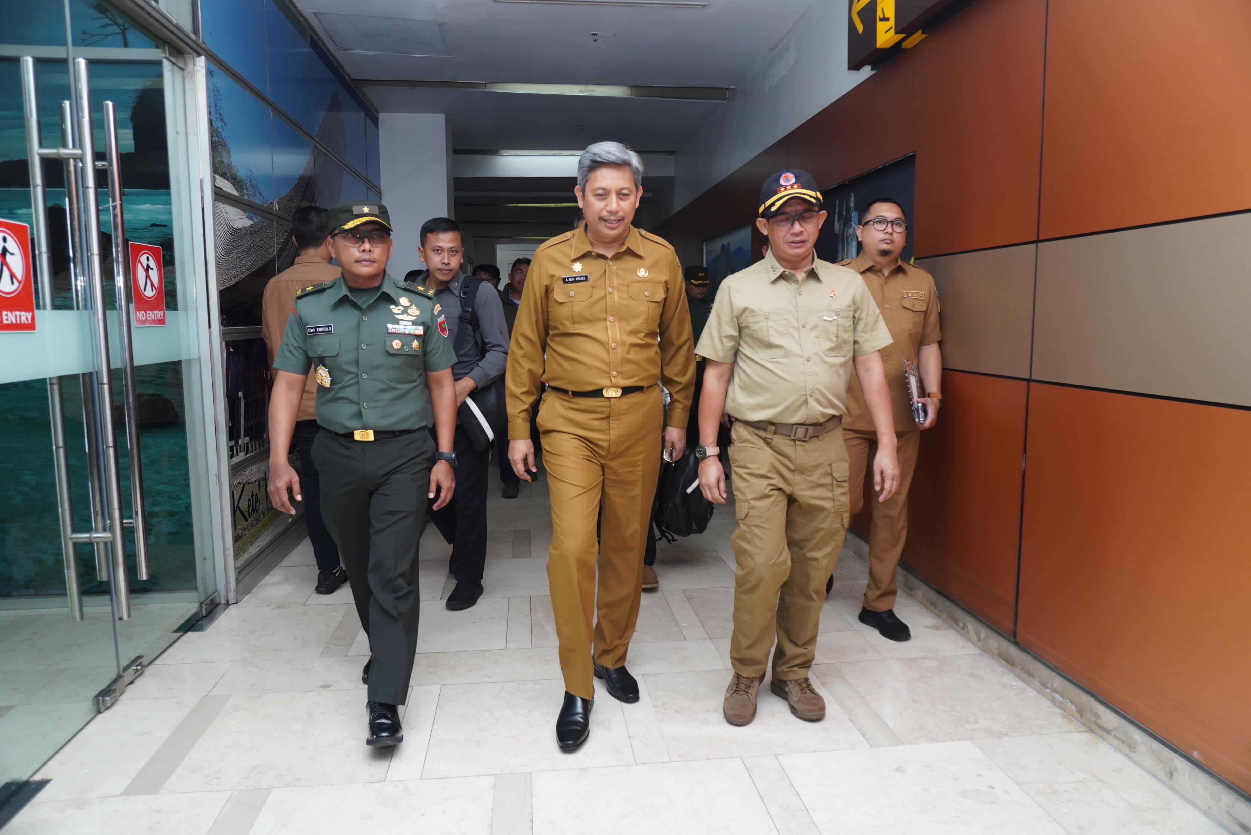 Irdam XIV/Hsn Mewakili Pangdam Menyambut Kedatangan Kepala BNPB Di Bandara Sultan Hasanuddin