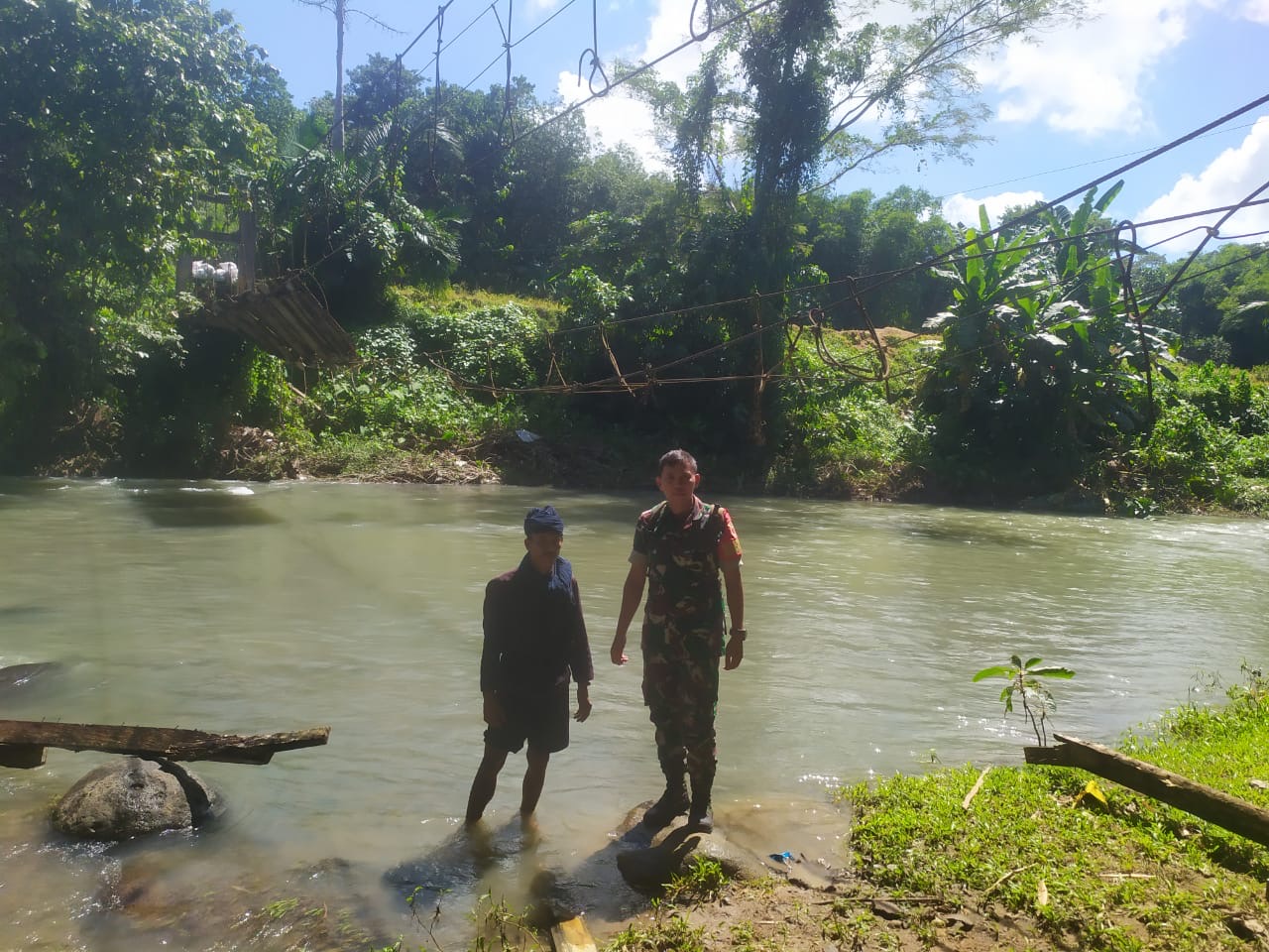 Jembatan Gantung Putus, Babinsa Desa Sangakala Koramil 1411-03/Kajang, Bantu Warga Menyebrang