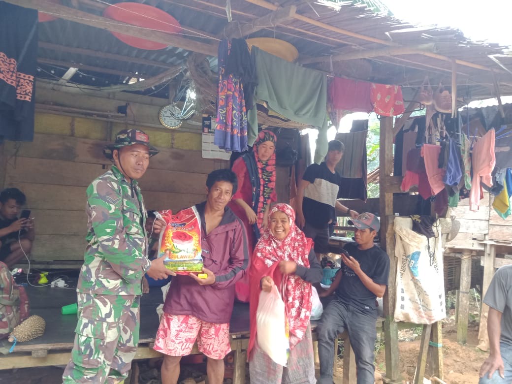 Babinsa Koramil 1420-05/Dua Pitue Bersama Aparat Desa dan Warga Terus Distribusikan Bantuan Logistik