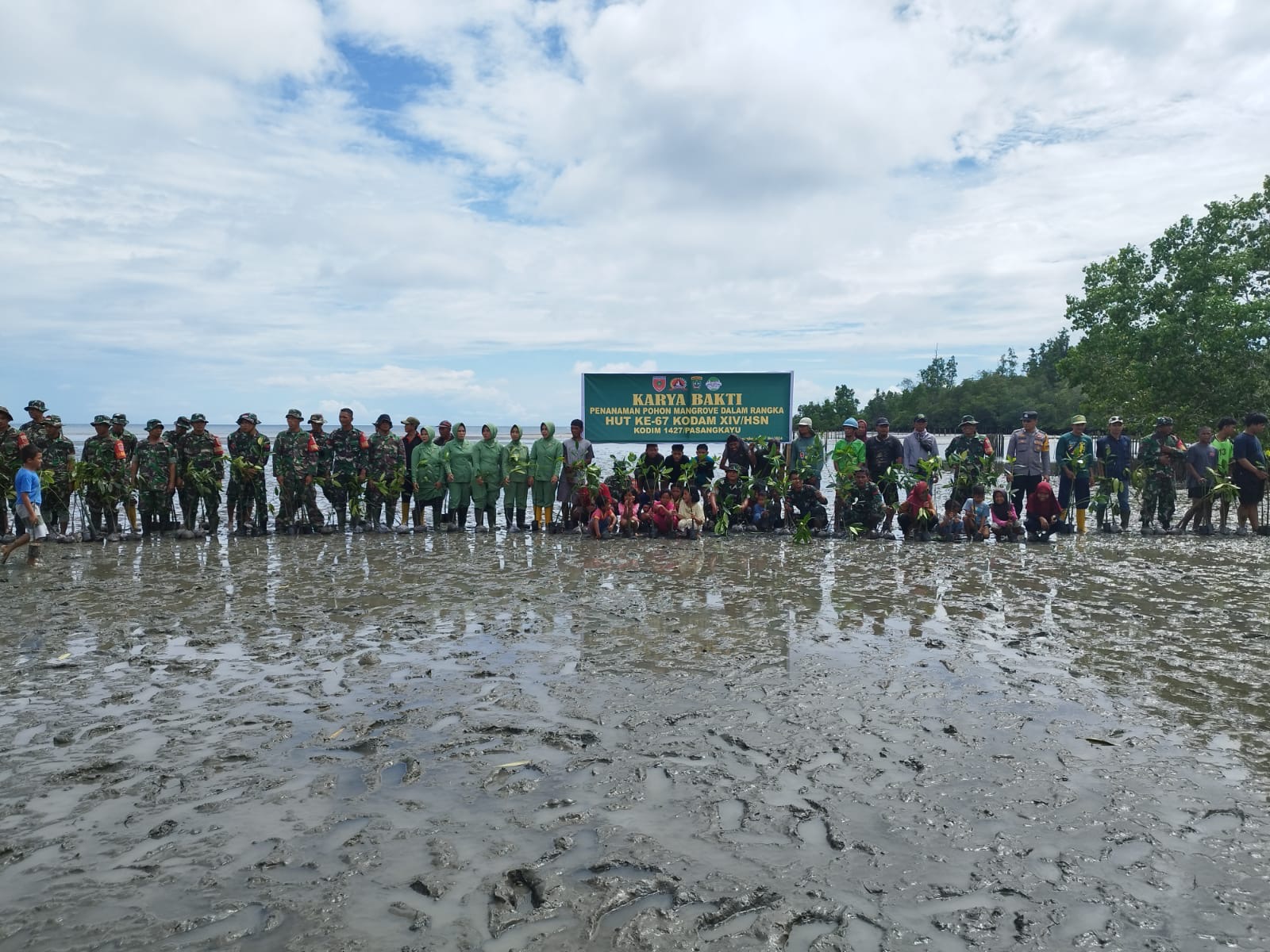 Peringati HUT Kodam XIV/Hasanuddin Ke-67, Kodim 1427/Pasangkayu Tanam Mangrove