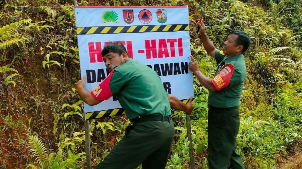 Rawan Longsor, Personel Koramil 1414-02/Rantepao Pasang Rambu di Sejumlah Titik Bahu Jalan