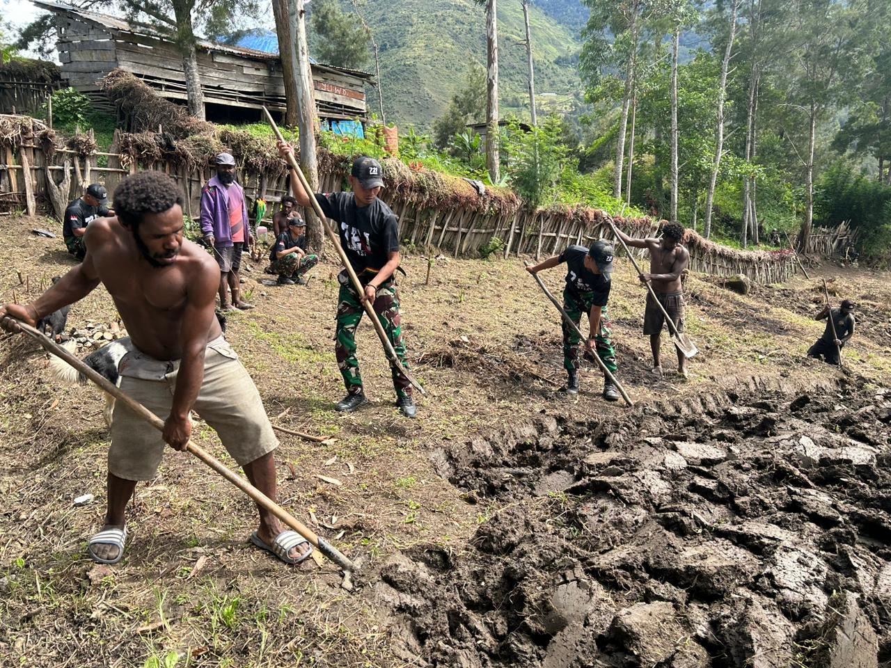 Satgas Yonif 721/Mks Ajak Masyarakat Manfaatkan Lahan Kosong Untuk Dikelola