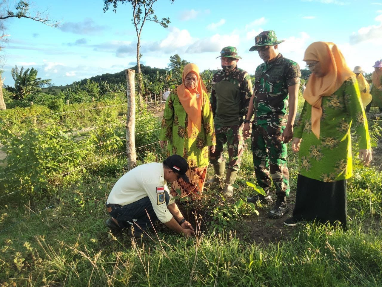 Tumbuhkan Perilaku Peduli Lingkungan, Danramil 05/Dua Pitue bersama LLLHPB melaksanakan penghijauan