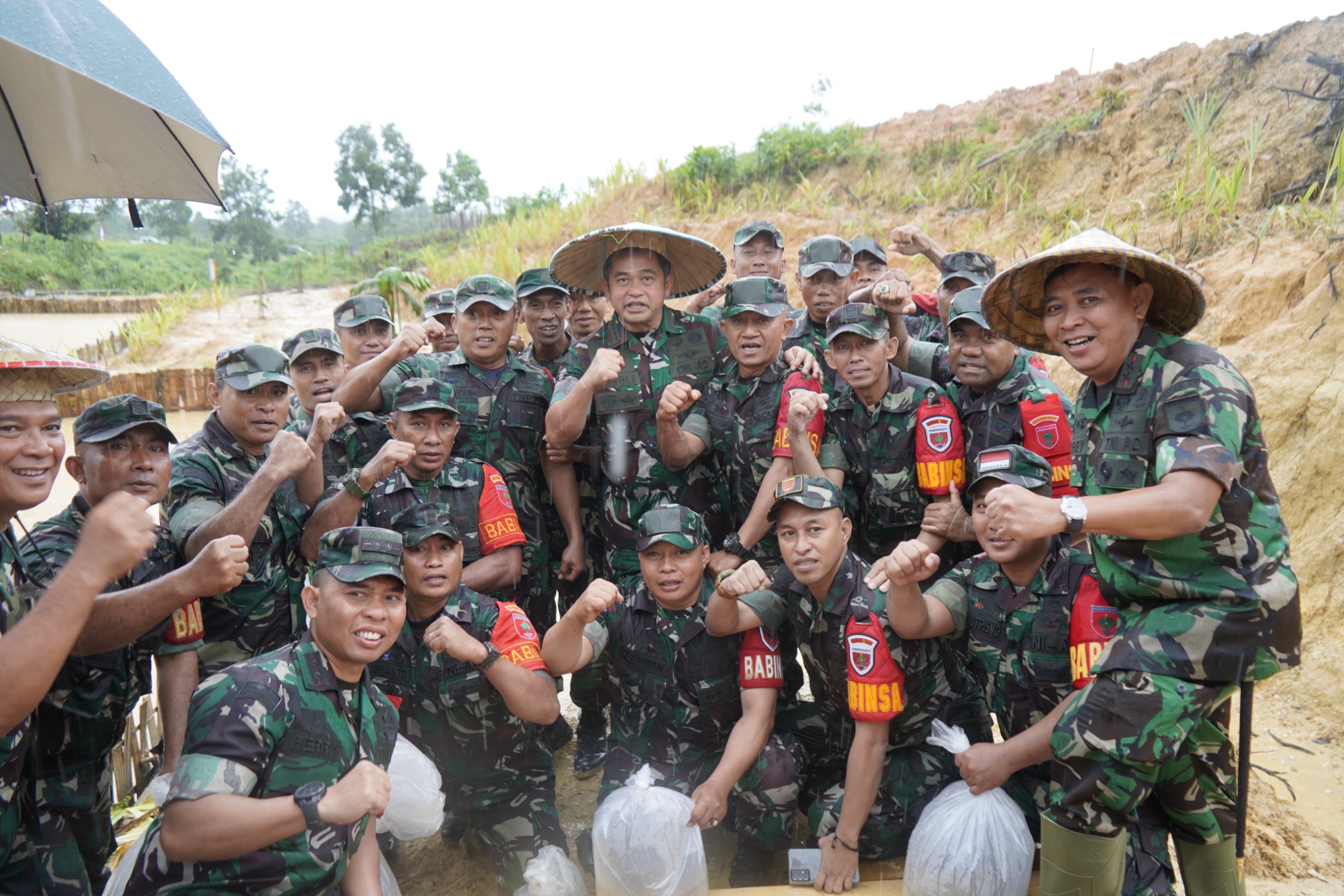 Pangdam XIV/Hsn Menyambut dan Mendampingi Kunjungan Kerja Kasad Di Wilayah Teritorial Korem 143/HO