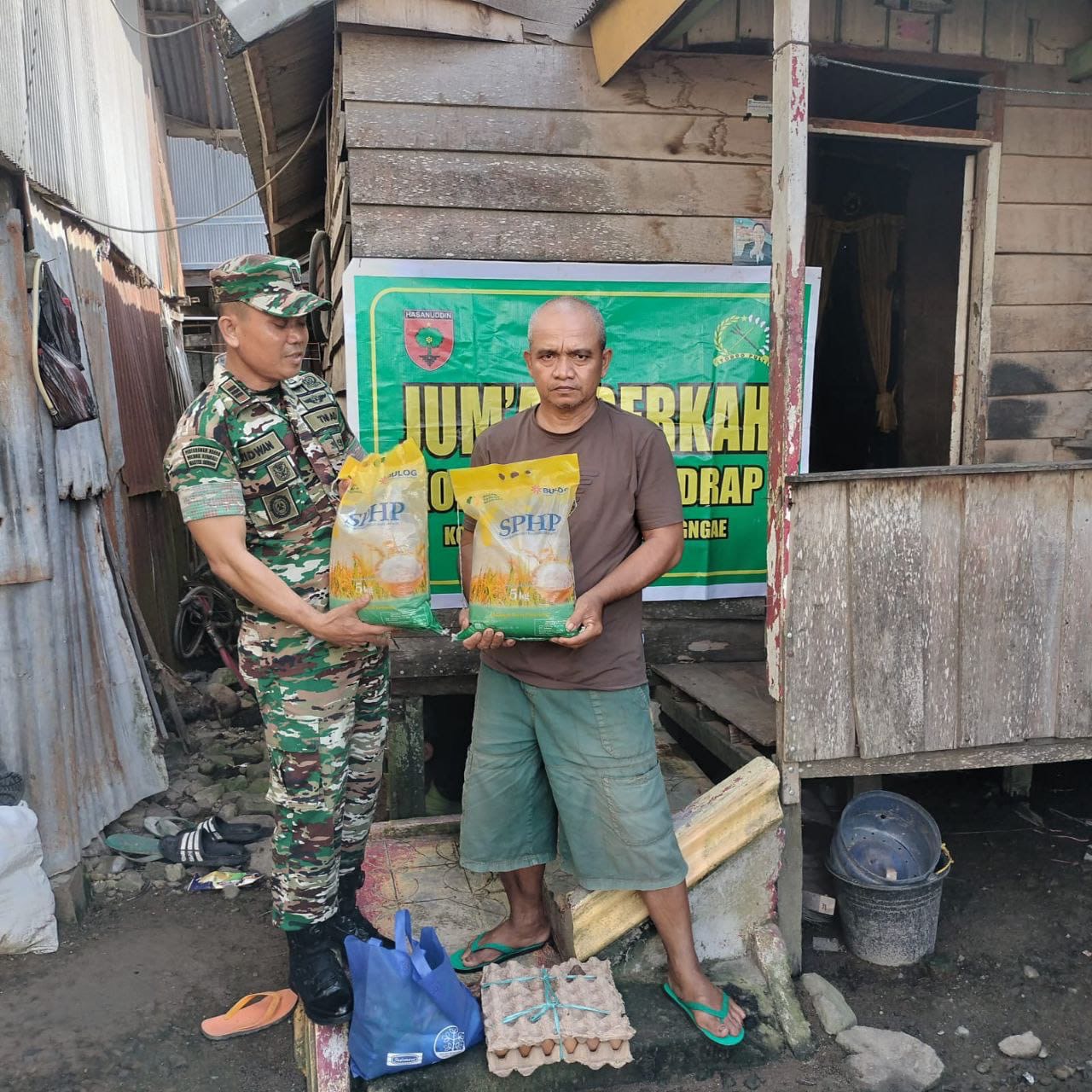 Jumat Berkah Danramil serta Babinsa Koramil 1420-03/Marittengae Berikan Sembako Kepada Warga Kurang Mampu