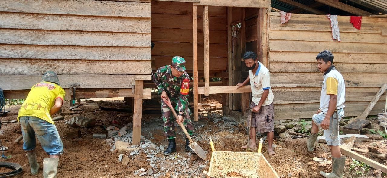 Babinsa Koramil 1424-06/Sinjai Borong Bantu Pembangunan Rumah Korban Bencana Tanah Amblas