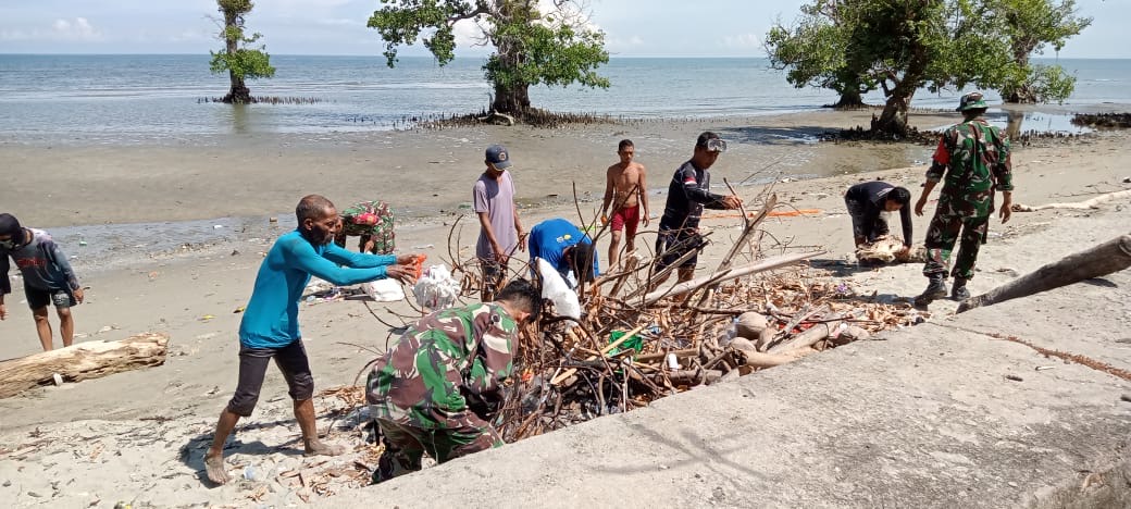 Semangat Gotong Royong, Koramil Baras Bersihkan Pantai Salukaili untuk Antisipasi Penyakit