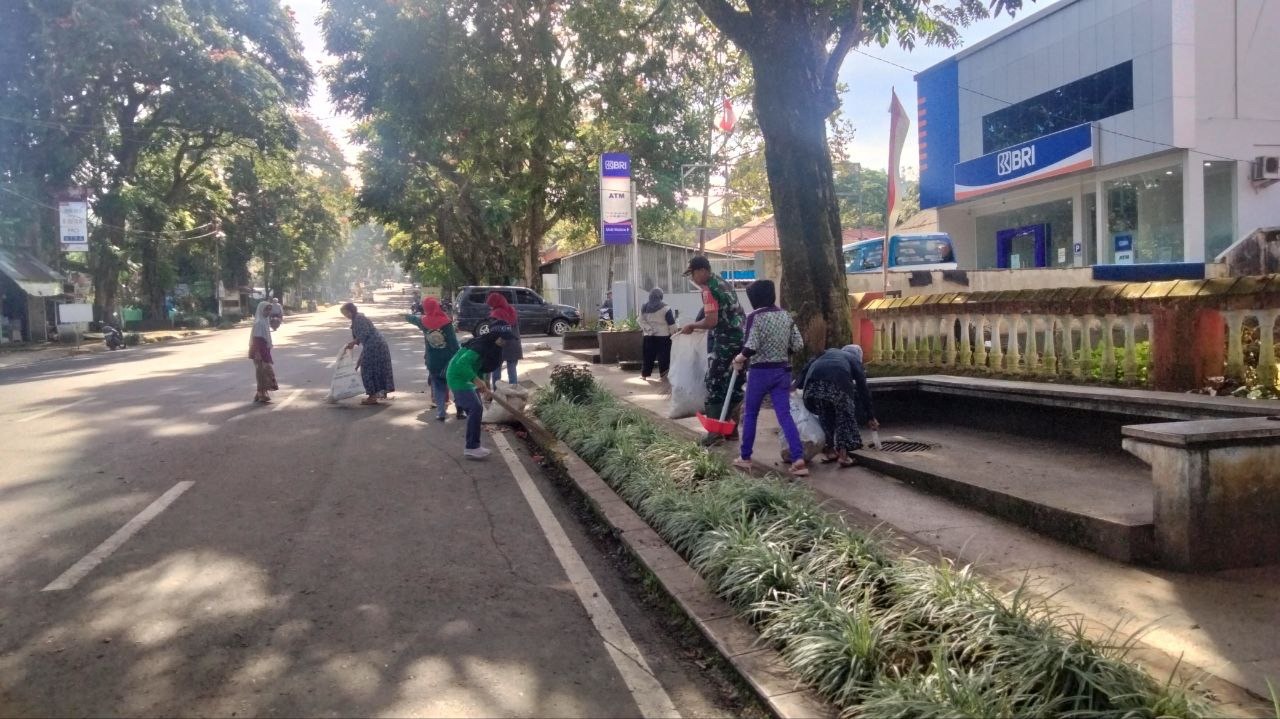 Tunjukkan Semangat gotong royong, Babinsa Dan Warga Bersihkan Lingkungan Malino