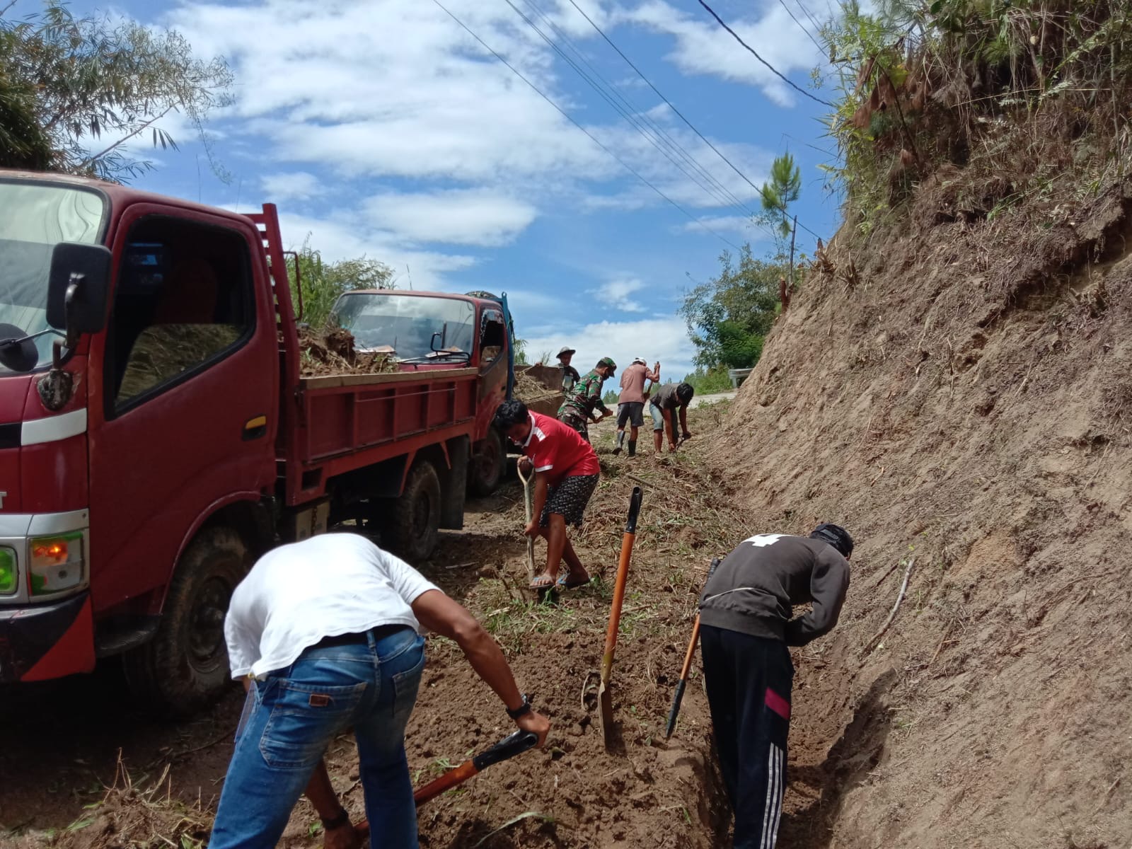 Babinsa Bersama Masyarakat melaksanakan Karya Bakti Pembuatan Saluran Air Dan Penimbunan Badan Jalan