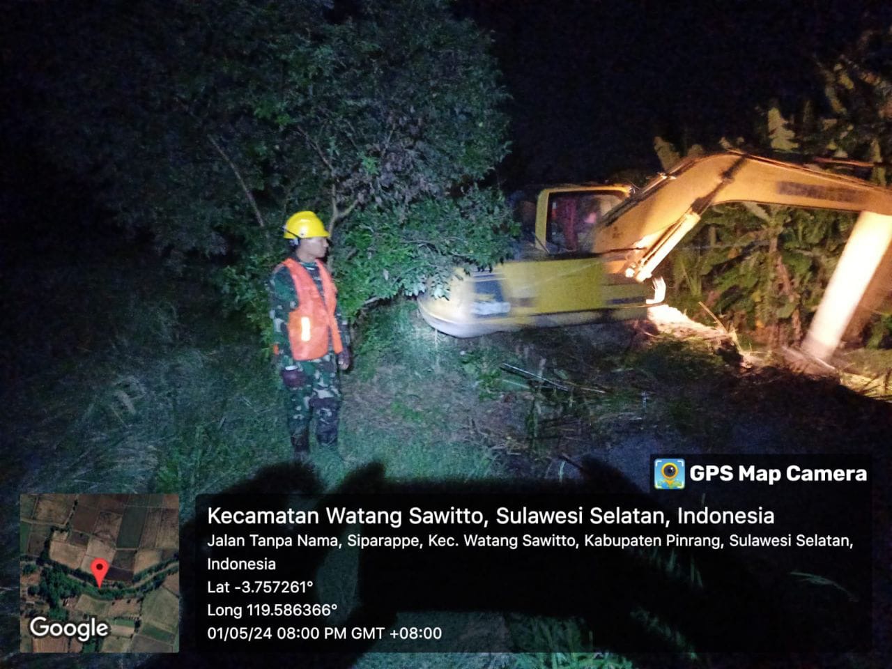 Tak Kenal Lelah. Babinsa Kodim 1404/Pinrang Mengawal Program Optimalisasi Lahan Rawa Sampai Malam Hari