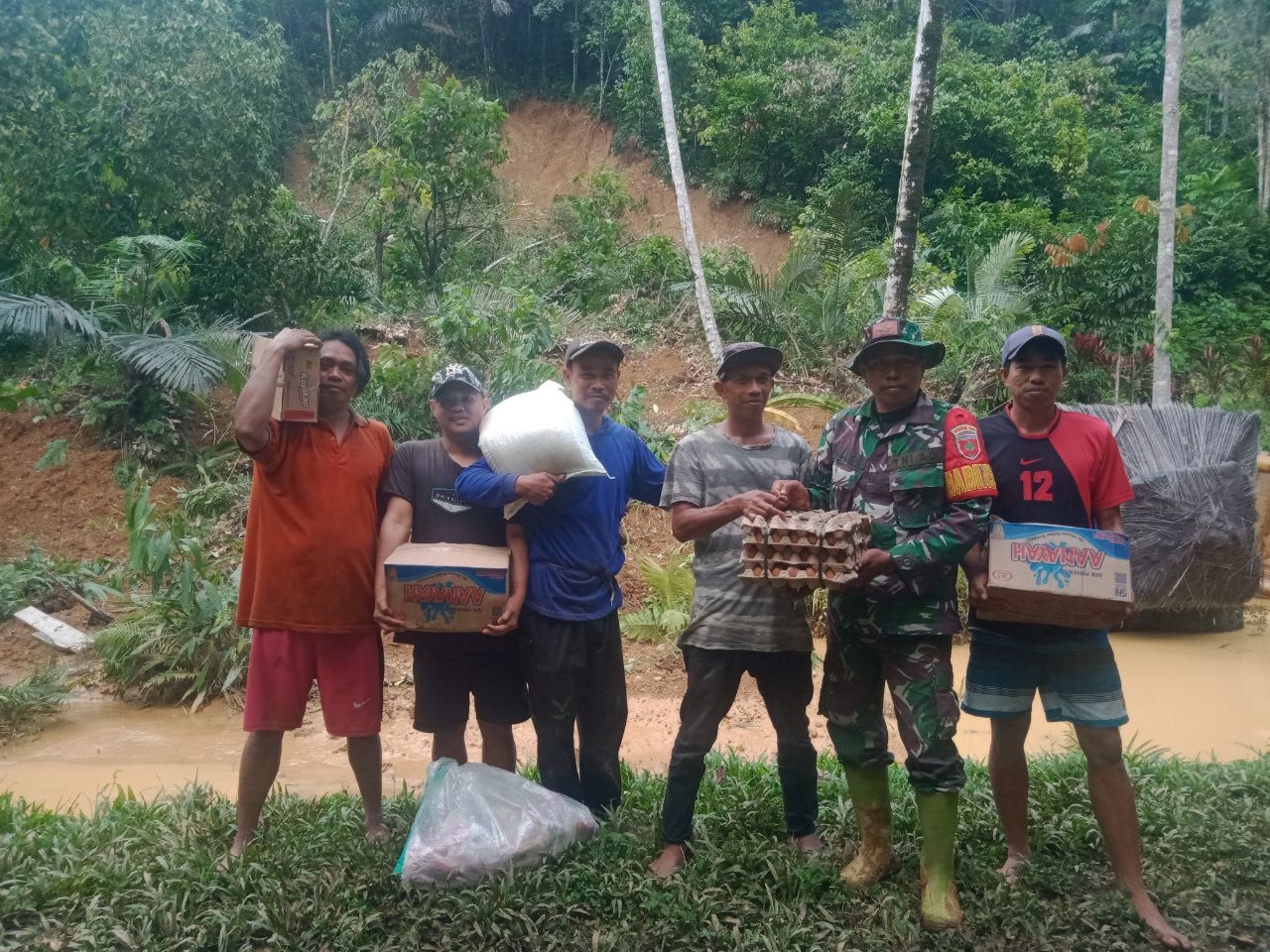 Upaya Babinsa Koramil 1420-05/Dua Pitue Distribusikan Bantuan Walau Jalan Kaki