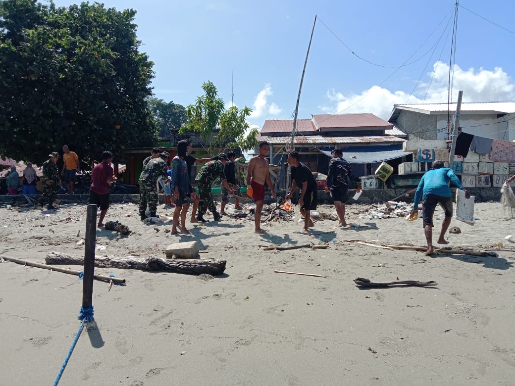 Babinsa Koramil Baras dan Warga Gotong Royong Bersihkan Sampah di Pantai
