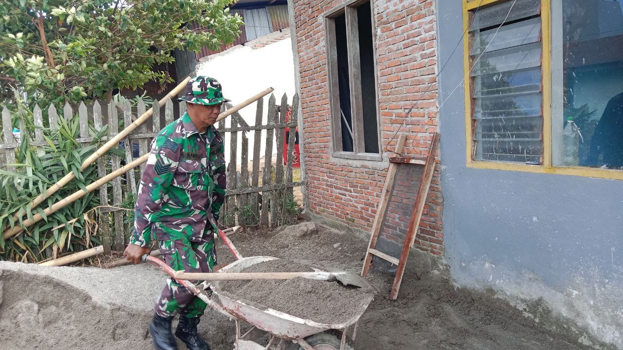 Membangun Kekompakan Dengan Rakyat, Babinsa Koramil 1420-03/Marittengae Bantu Warga Renovasi Rumah
