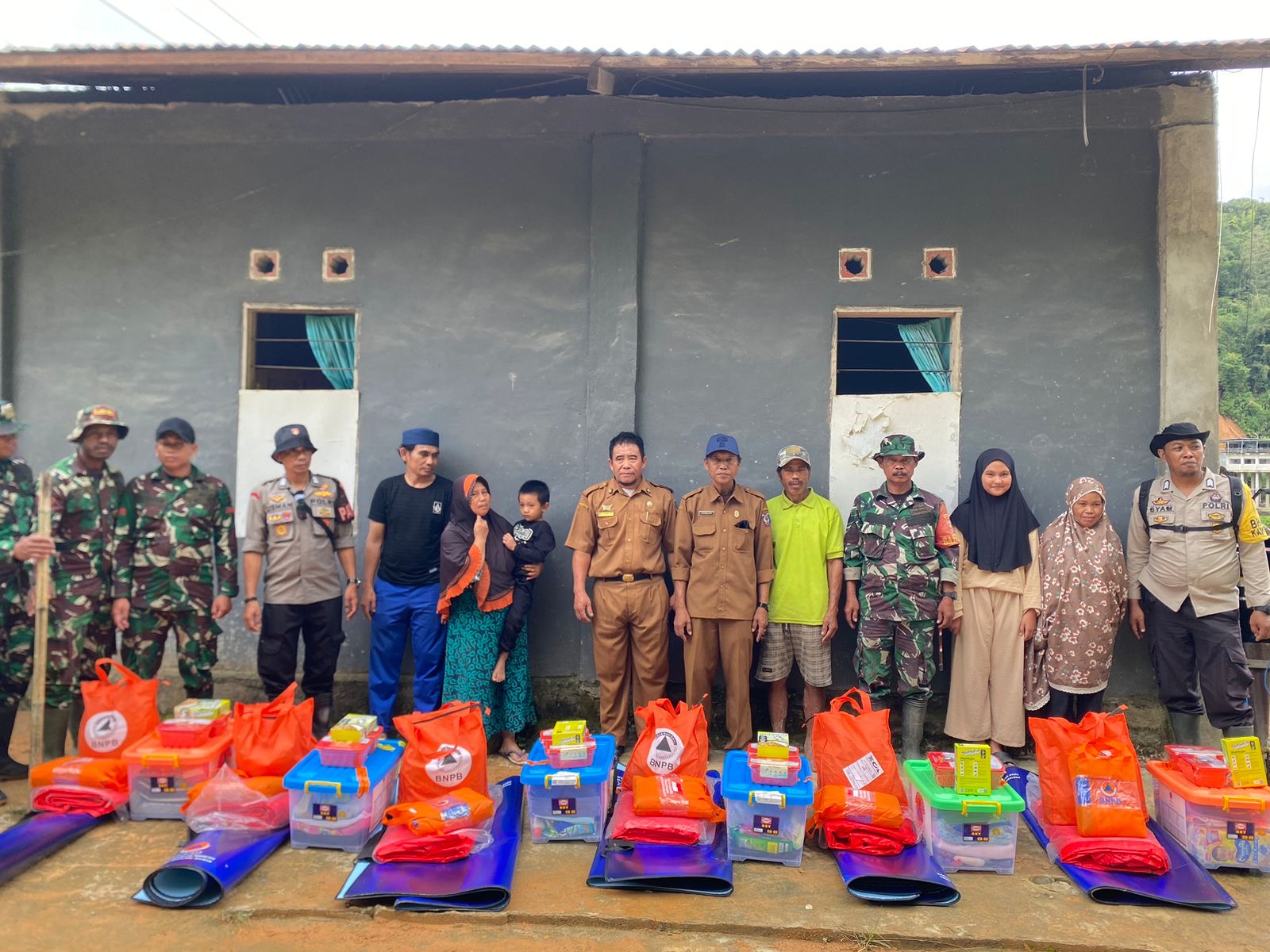 Babinsa Kodim Mamasa Dampingi Penyaluran Bantuan Untuk Warga Korban Bencana longsor