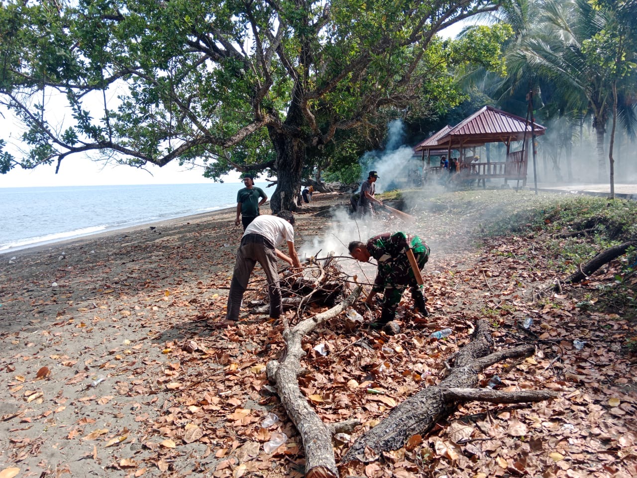 Kerja Bakti Bersama Koramil Bambalamotu dan Warga Desa Maponu Bersihkan Pantai Wisata Maponu