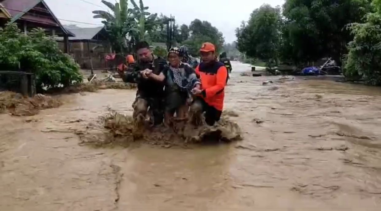 Reaksi Cepat Koramil 02 Suli dan Basarnas, Evakuasi Warga Terdampak Banjir di Desa Malela Kecamatan Suli Barat