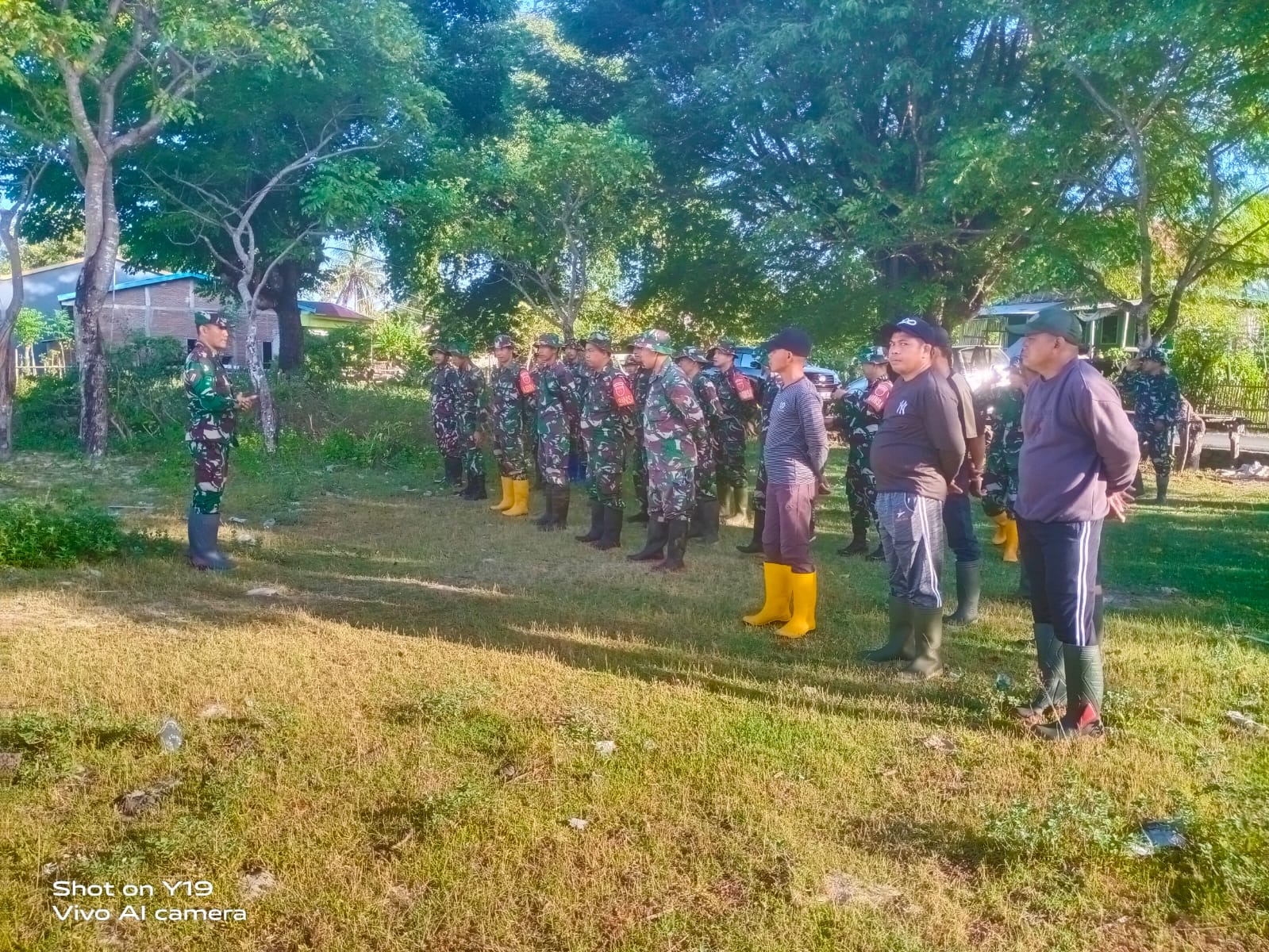 Peduli Lingkungan, Personel TNI Bersama Masyarakat Gotong Royong Bersihkan Pesisir Pantai