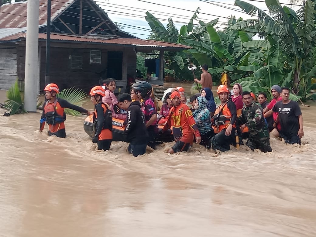 Danramil 1420-05/Dua Pitue Bersama Babinsa Desa Salomallori dan BPBD Evakuasi Warga Akibat Banjir