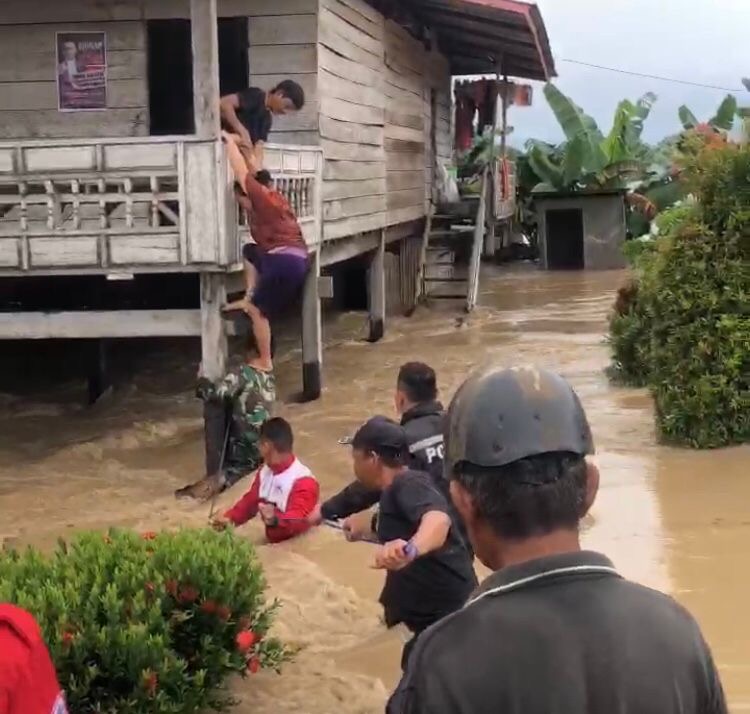 Danramil 1420-05/Dua Pitue Letda Inf Murjalil Terjun Langsung Bantu Evakuasi Warga Terdampak Banjir di Sidrap
