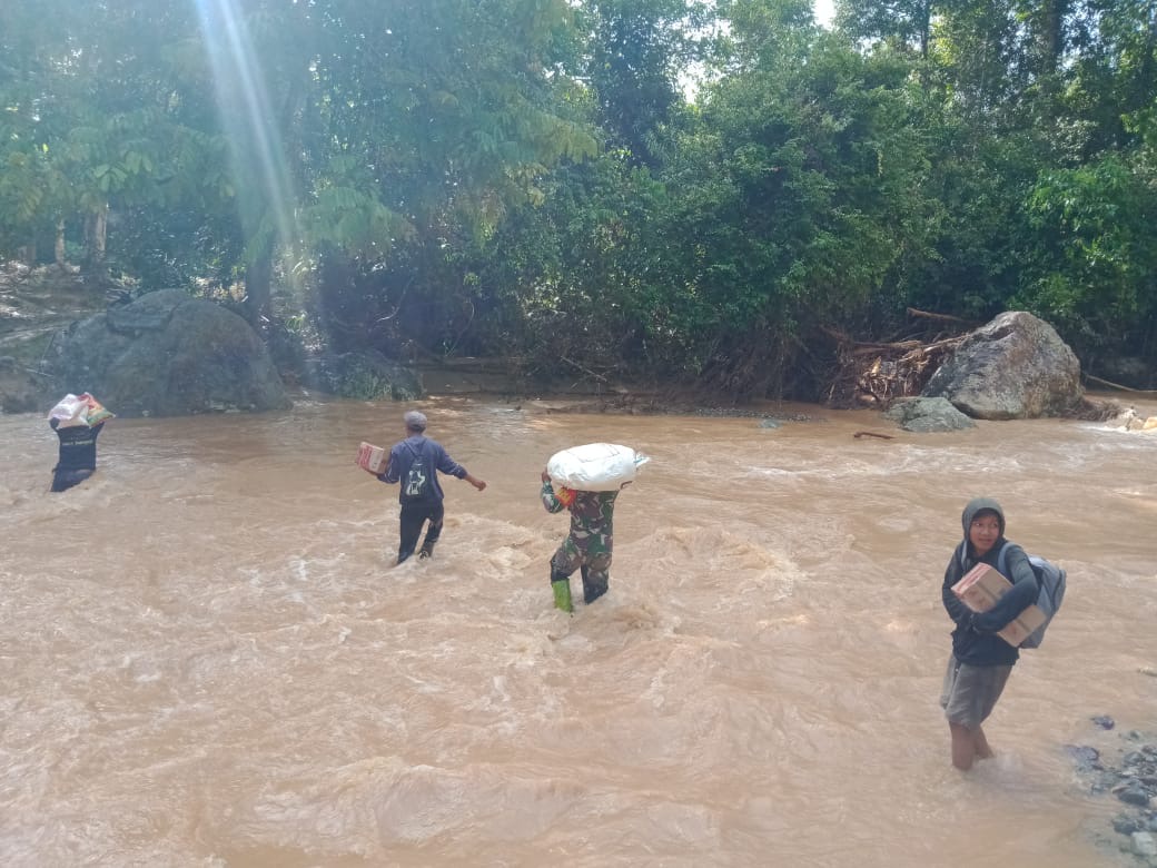 Upaya Babinsa Koramil 1420-05/Dua Pitue Salurkan Bantuan ditengah Derasnya Arus Sungai Leppangen