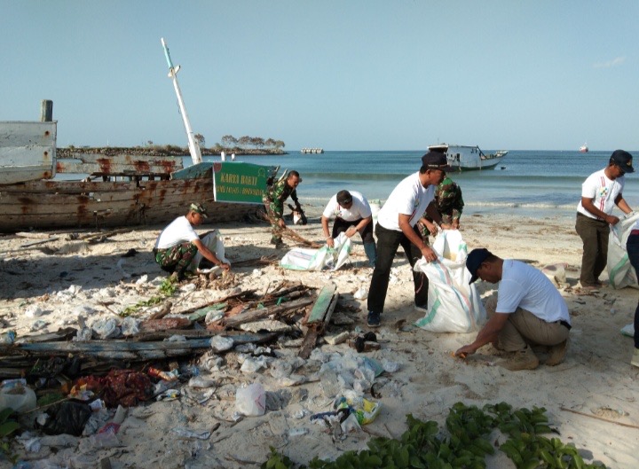 Koramil 1411-05/Bontobahari Mengajak Masyarakat Bersihkan Pantai