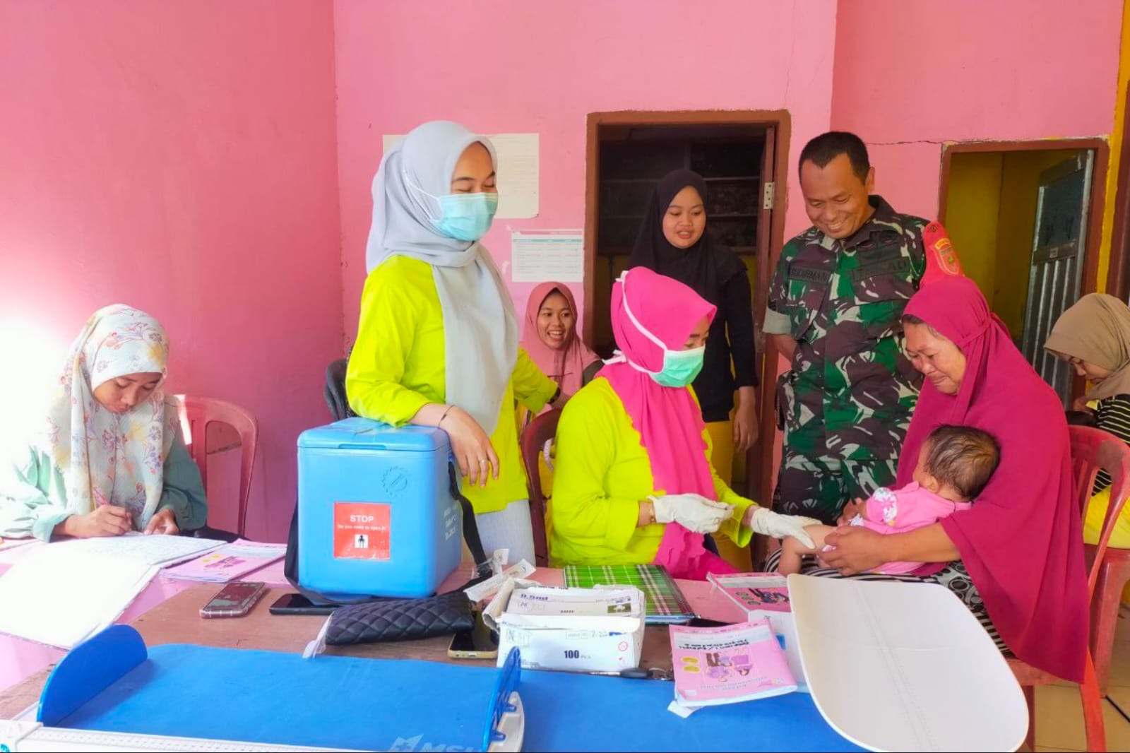 Dampingi Kegiatan Posyandu, Babinsa Koramil Tamalatea Dukung Kesehatan Masyarakat