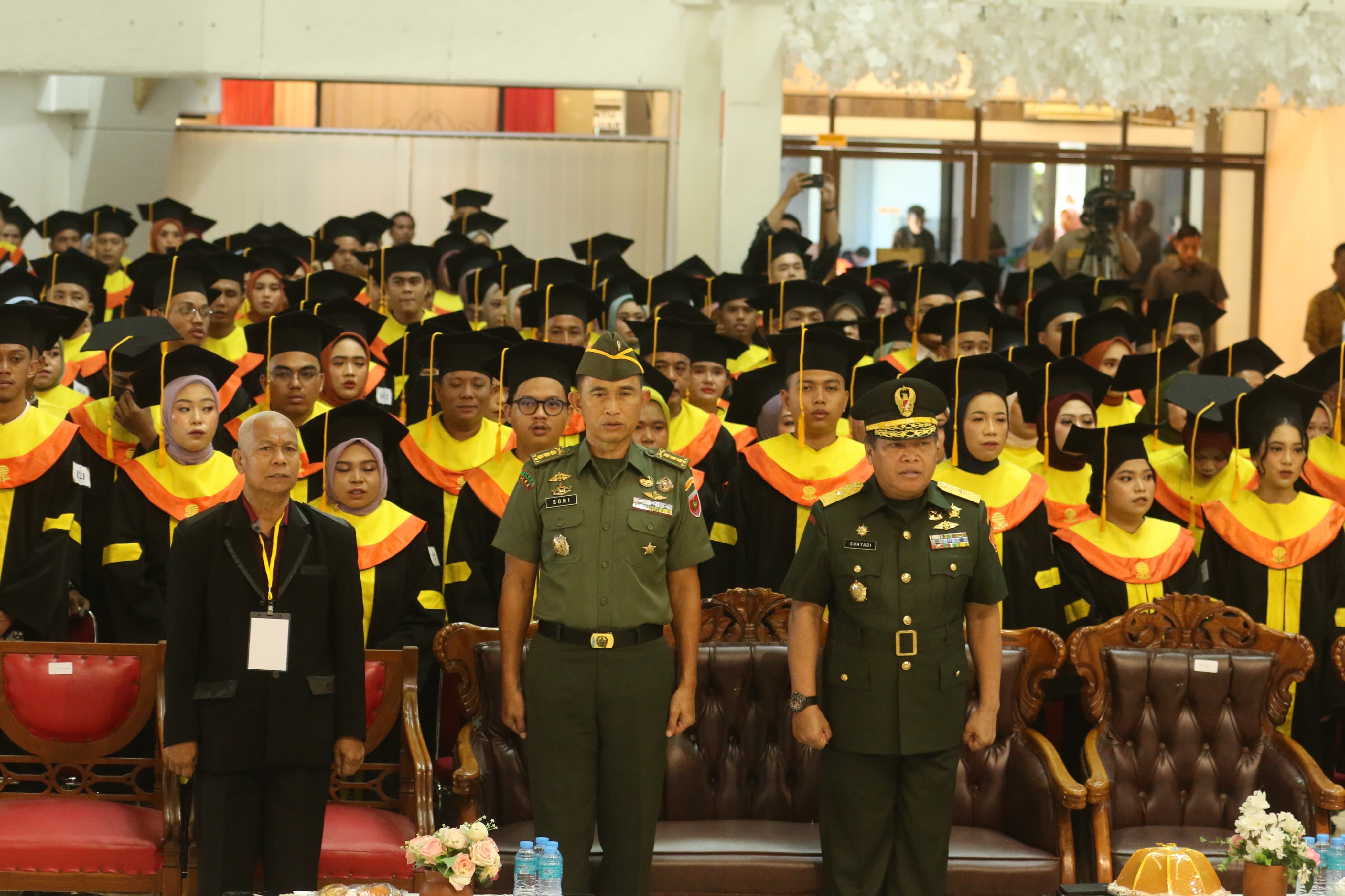 Pamen Ahli Bid. Sosbud Poksahli Mewakili Pangdam Menghadiri Wisuda Daerah UT Makassar Lulusan Program Diploma, Sarjana dan Pascasarja