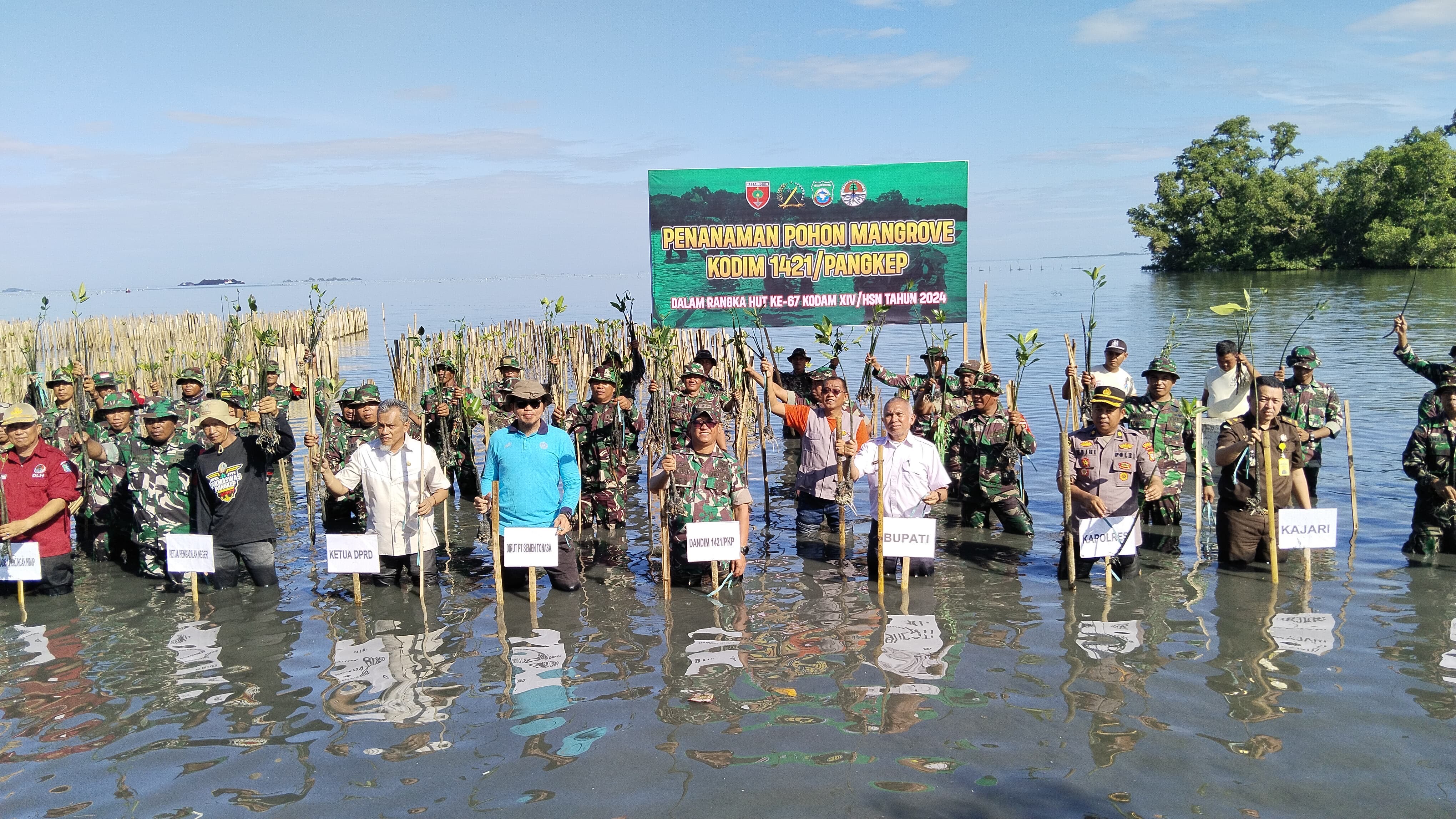 Sambut Hut Kodam XIV/Hasanuddin Kodim 1421/Pangkep Tanam Ribuan Pohon Mangrove