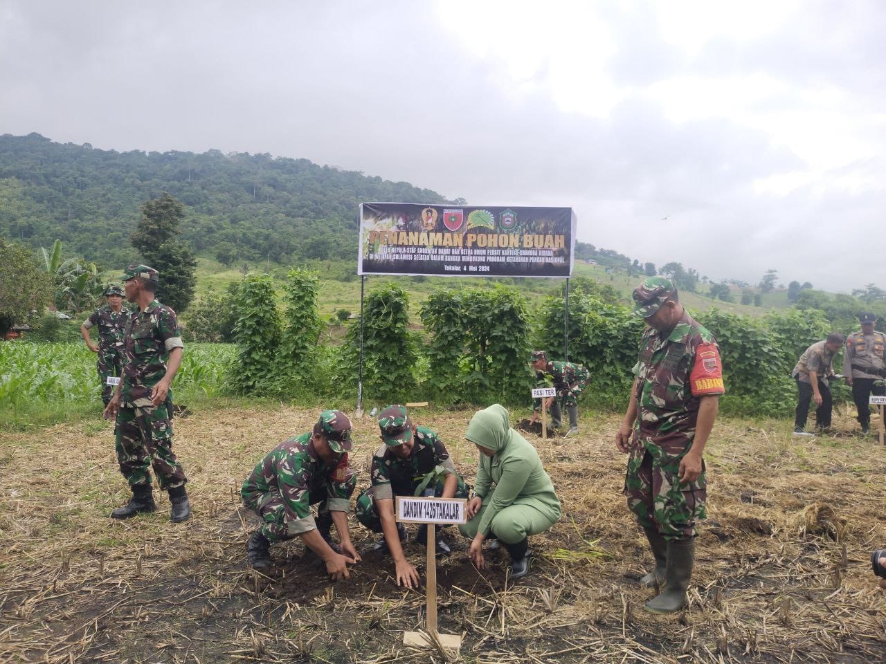 Dandim 1426 Takalar Pimpin Penanaman Pohon Buah Secara Serentak Di Wilayah Kodam XIV/Hasanuddin