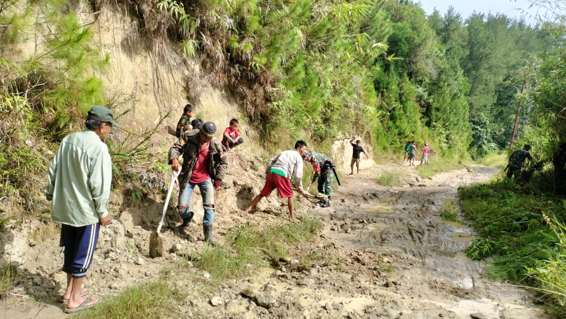 Babinsa bersama Warga Gotong Royong bersihkan saluran air yang tertutup tanah akibat longsor